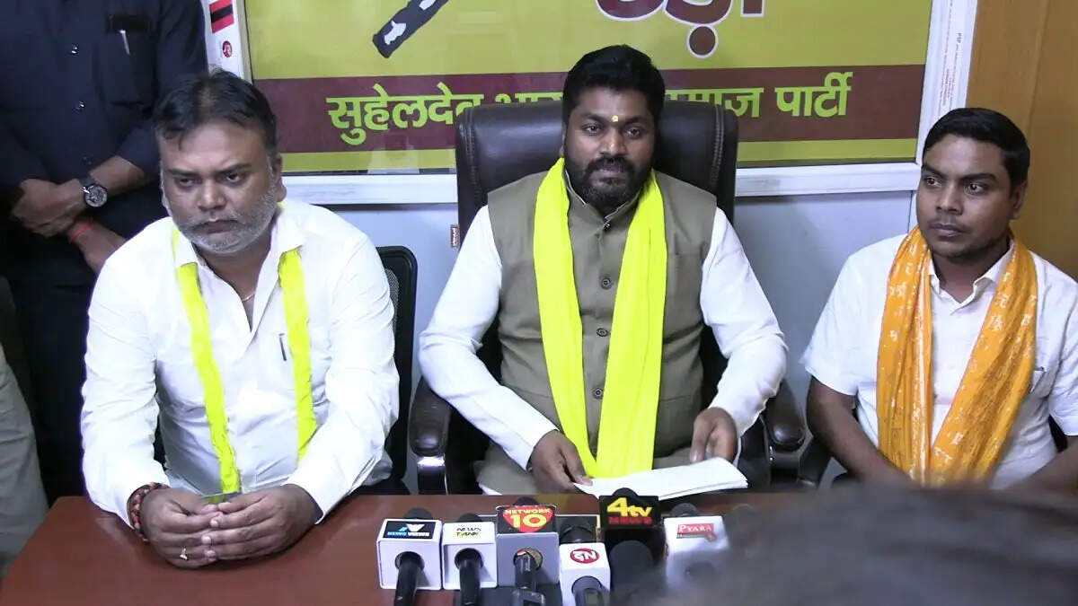 सुभासपा कार्यालय में अभद्रता और धमकी की घटना पर अरविंद राजभर ने लगाए गंभीर आरोप, पुलिस को दी गई तहरीर