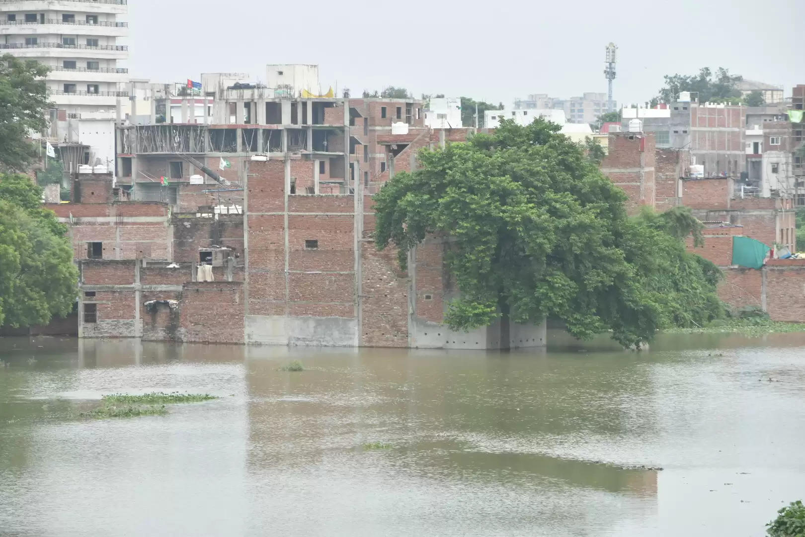 गंगा के साथ ही वरूणा में भी उफान, आसपास के मोहल्ले जलमग्न, लोग पलायन को मजबूर, तस्वीरों के देखिये हालात 