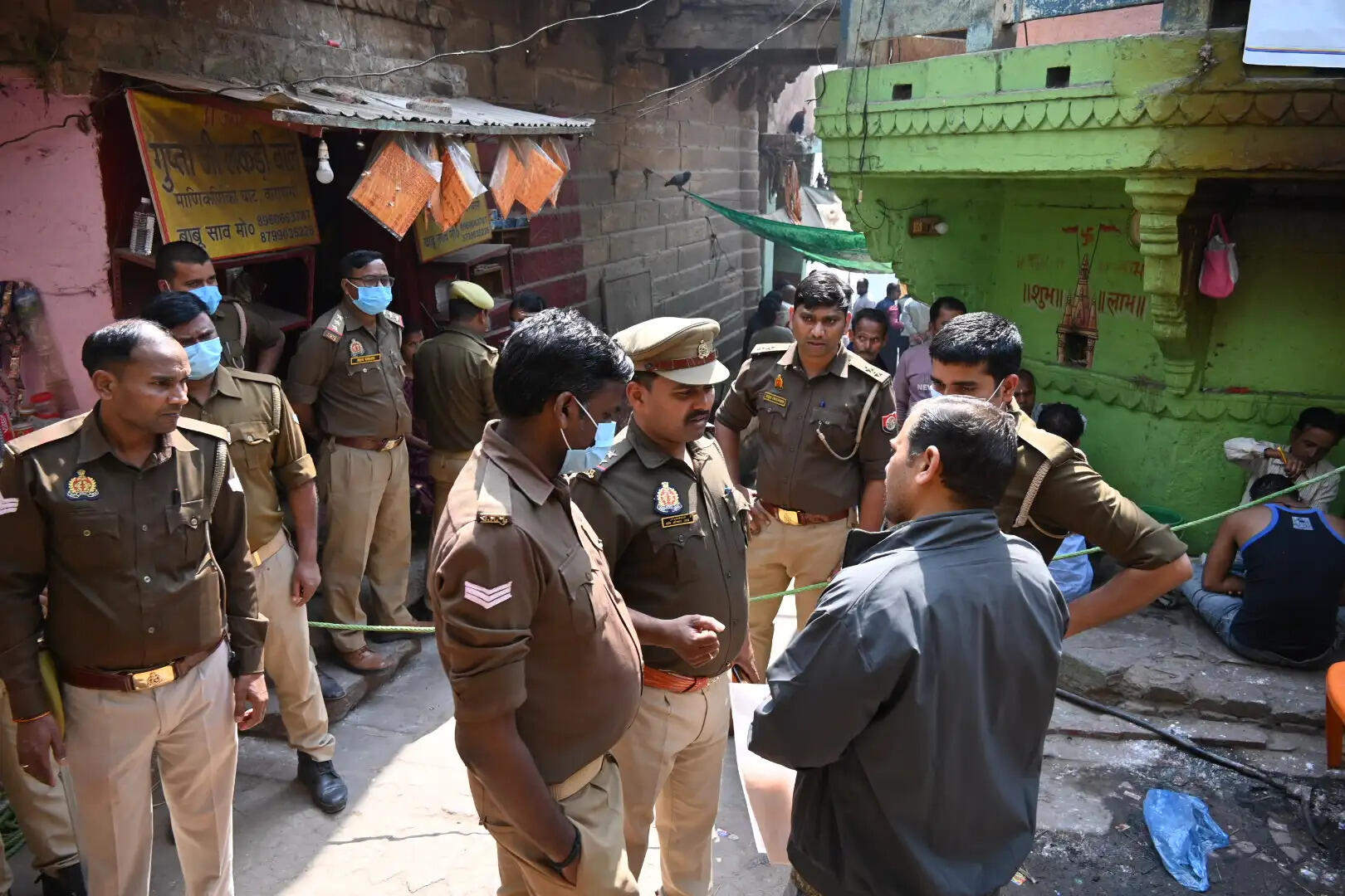 मणिकर्णिका घाट पर खेली गई चिता भस्म की होली, उमड़े काशीवासी, विदेशी सैलानी भी बने अनूठे उत्सव के साक्षी&nbsp;