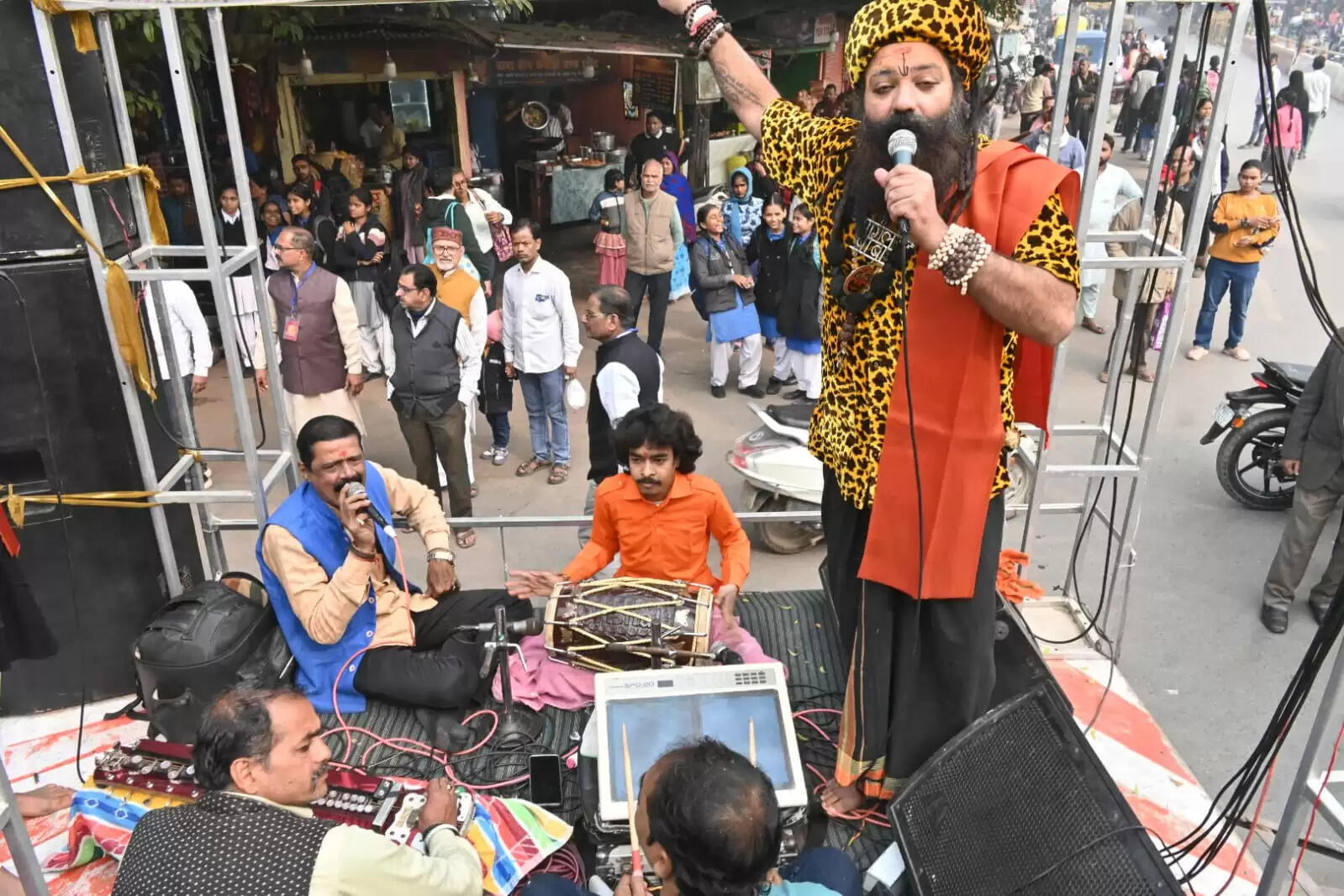 श्री काशी विश्वनाथ धाम की चौथी वर्षगांठ के अवसर पर शिव बारात समिति की ओर से शनिवार को भव्य शोभायात्रा का आयोजन किया गया। शोभायात्रा मैदागिन से प्रारंभ होकर दशाश्वमेध घाट तक निकाली गई, जिसमें शिवभक्तों की भारी भीड़ उमड़ी। डमरू-नगाड़ों की गूंज, हर-हर महादेव के जयघोष और आकर्षक झांकियों ने पूरे मार्ग को भक्तिमय वातावरण से सराबोर कर दिया।