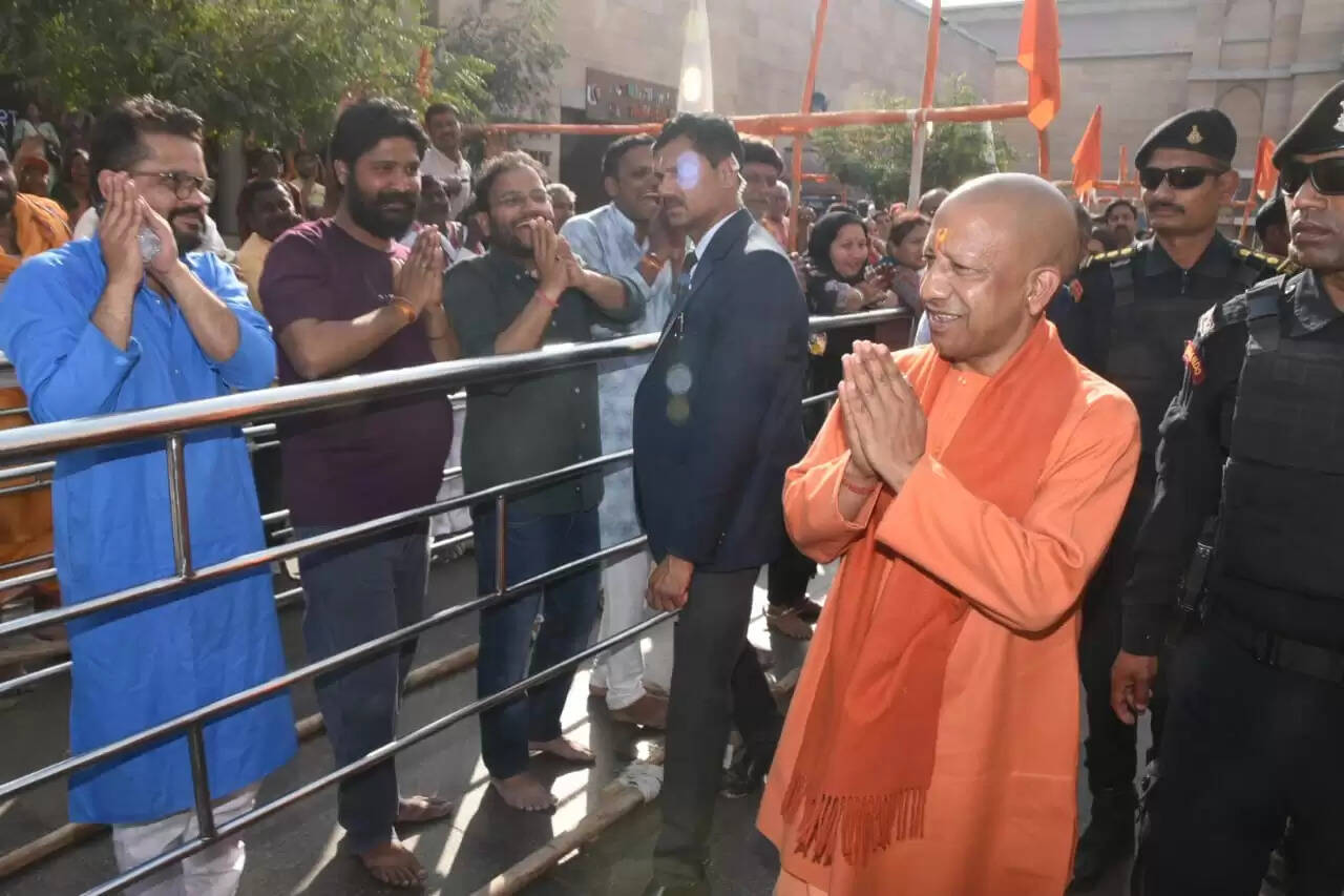 सीएम योगी ने श्री काशी विश्वनाथ धाम में किया दर्शन पूजन