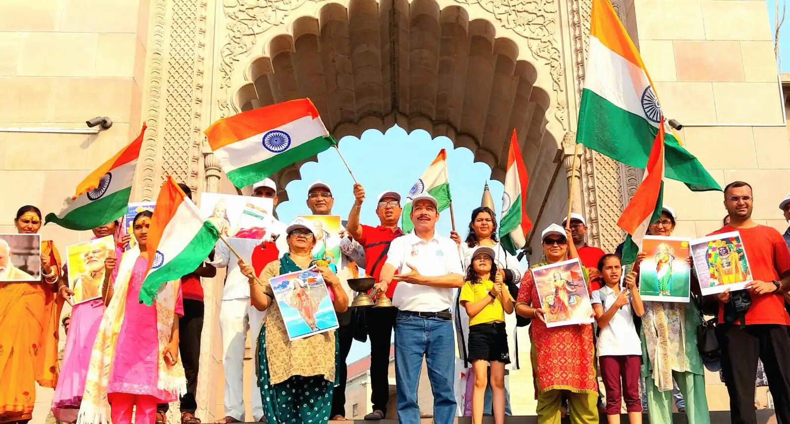  भारतीय सेना के साहस और पराक्रम को समर्पित ‘ऑपरेशन सिंदूर’ की पहली वर्षगांठ पर गुरुवार को काशी में देशभक्ति से ओत-प्रोत विशेष आयोजन किया गया। Shri Kashi Vishwanath Dham के गंगा द्वार और Lalita Ghat पर आयोजित कार्यक्रम में ‘नमामि गंगे’ के स्वयंसेवकों और स्थानीय नागरिकों ने भारतीय सेना के शौर्य को नमन करते हुए मां गंगा की आरती उतारी और जवानों की सुख-समृद्धि व विजय की कामना की।