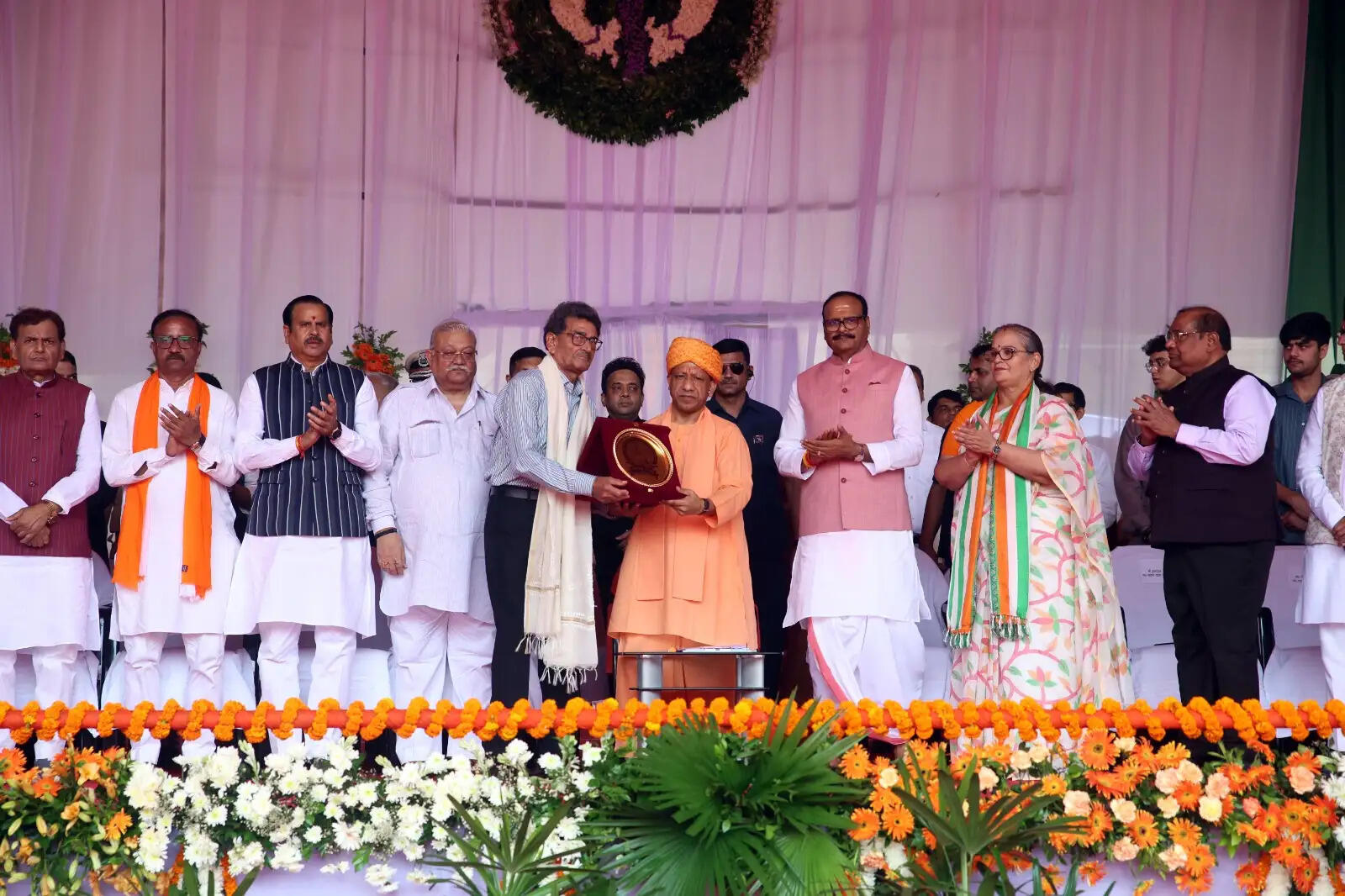 सीएम योगी ने किया बलिदानी वीरों के परिजनों का सम्मान