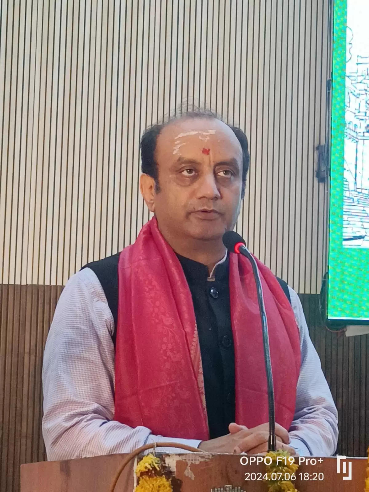 sudhanshu trivedi in varanasi