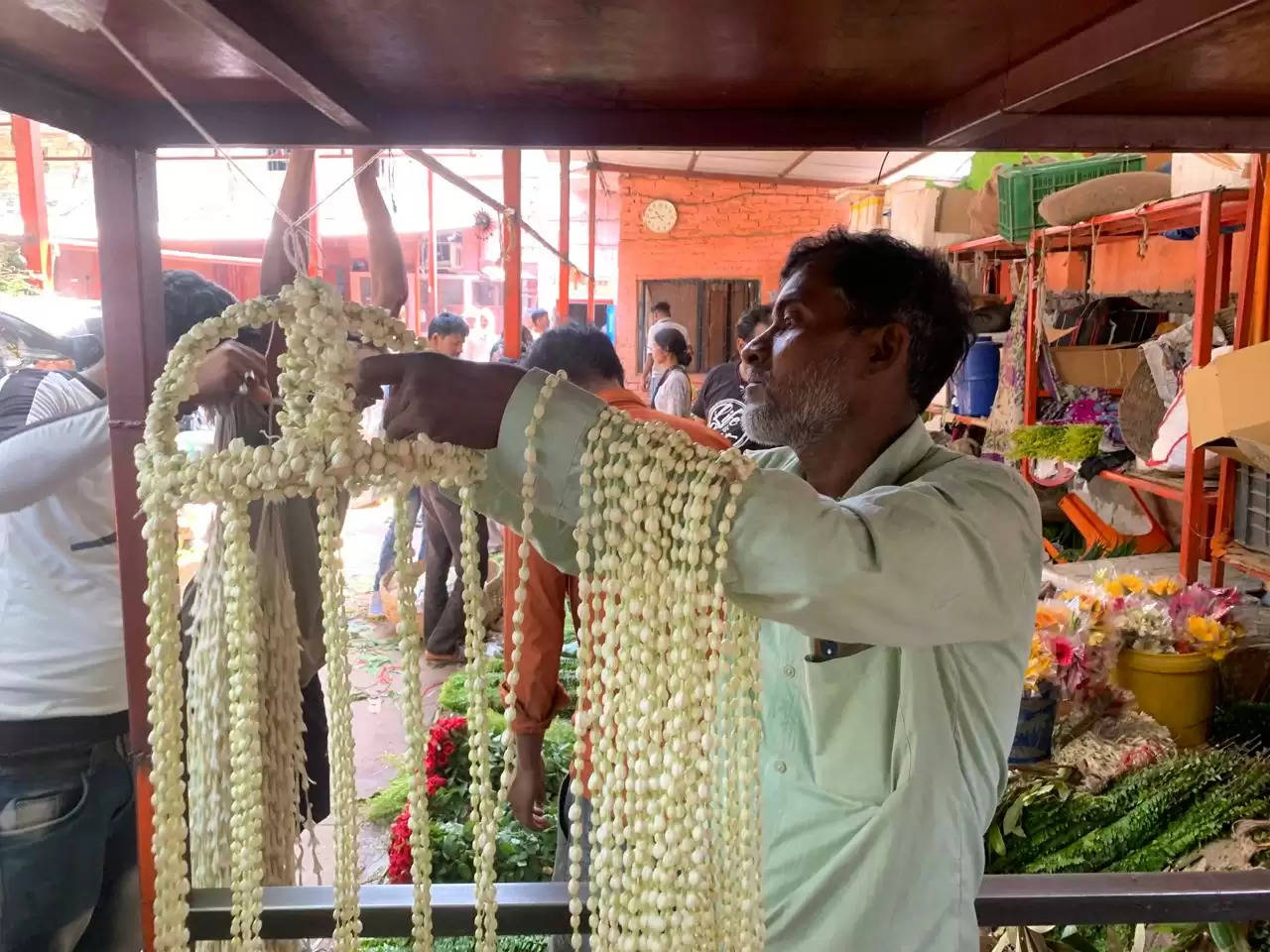 flower market in varanasi