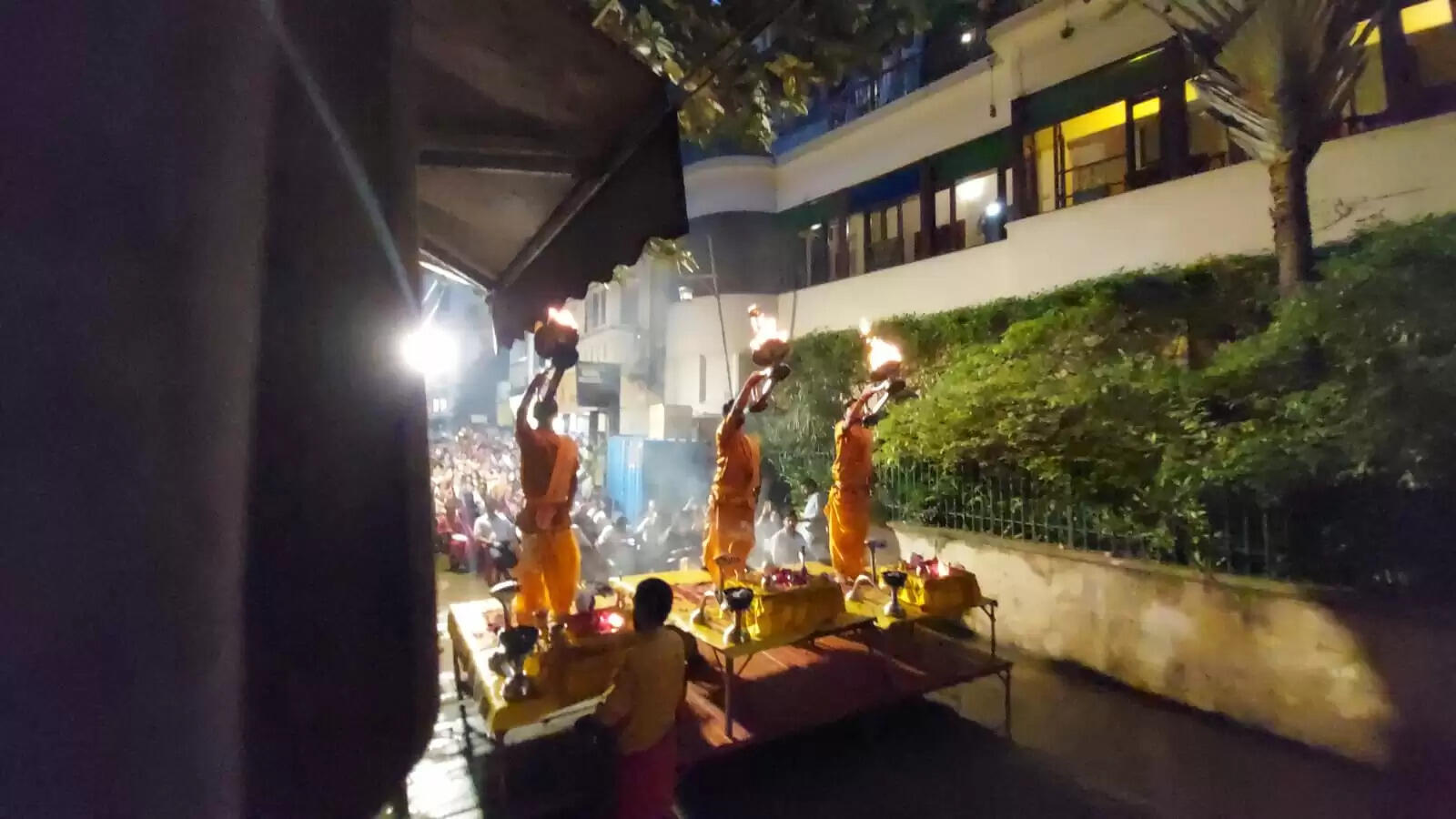 वाराणसी : गंगा का जलस्तर तेजी से बढ़ा, अस्सी घाट पर बाढ़ का असर, गंगा आरती गली में संपन्न