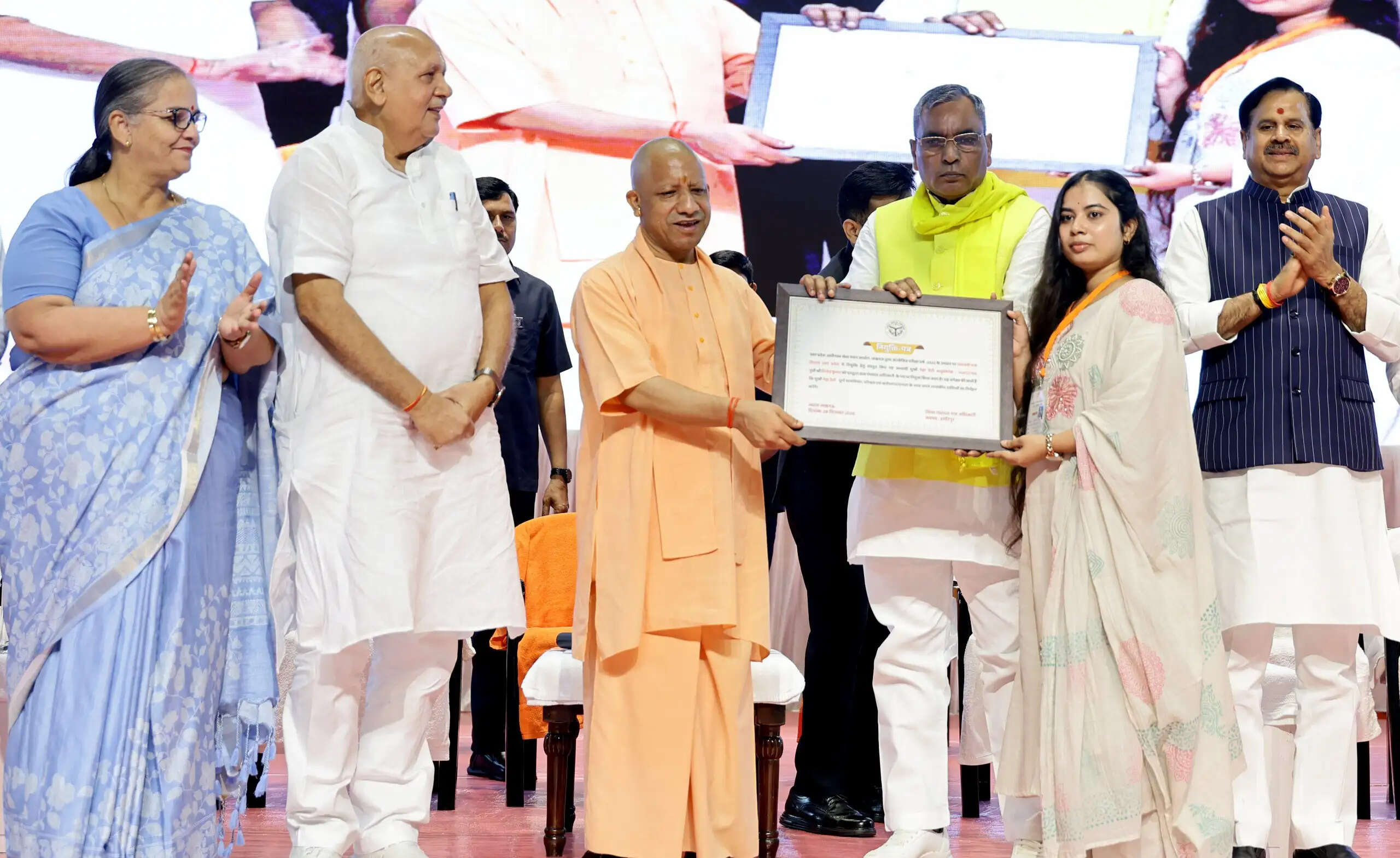 &nbsp;  नए स्लोगन के साथ गिरगिट की तरह रंग बदल रही सपा: सीएम योगी
