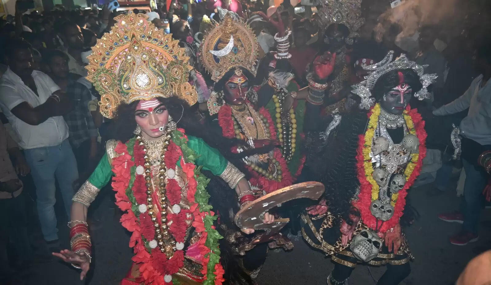 चेतगंज की विश्व प्रसिद्ध नक्क्टैया का आयोजन शुक्रवार की रात किया गया। नक्कटैया में देश भर से आए लाग विमान शामिल हुए। इसमें तरह-तरह की झाकियों ने लोगों का मन मोह लिया। पहलगाम हमले के बाद पाकिस्तान के खिलाफ भारत के ऑपरेशन सिंदूर की झांकी ने लोगों का ध्यान खींचा।