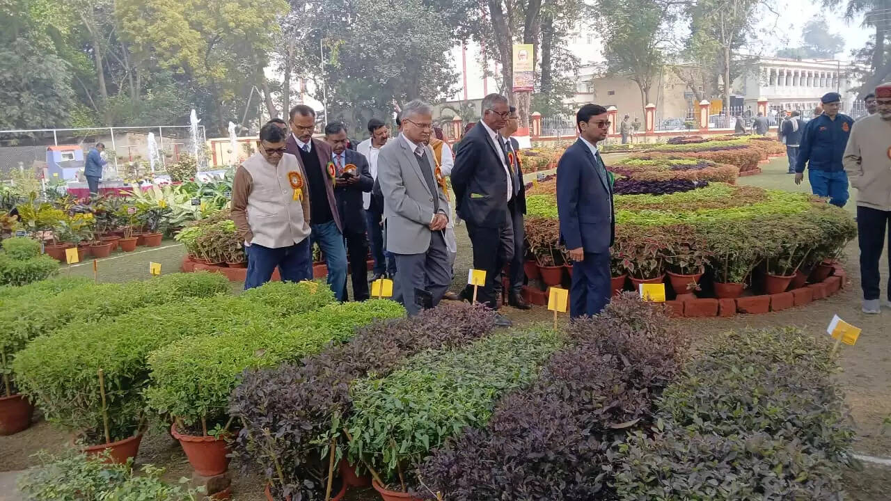  काशी हिंदू विश्वविद्यालय स्थित मालवीय भवन में गुरुवार को विश्वविद्यालय परिवार की ओर से महामना पंडित मदन मोहन मालवीय की जयंती के अवसर पर तीन दिवसीय भव्य पुष्प प्रदर्शनी का शुभारंभ हुआ। यह प्रदर्शनी न केवल बीएचयू की समृद्ध शैक्षणिक और सांस्कृतिक परंपरा को दर्शाती है, बल्कि विज्ञान, प्रकृति और आध्यात्मिकता के सुंदर समन्वय का भी जीवंत उदाहरण प्रस्तुत कर रही है।