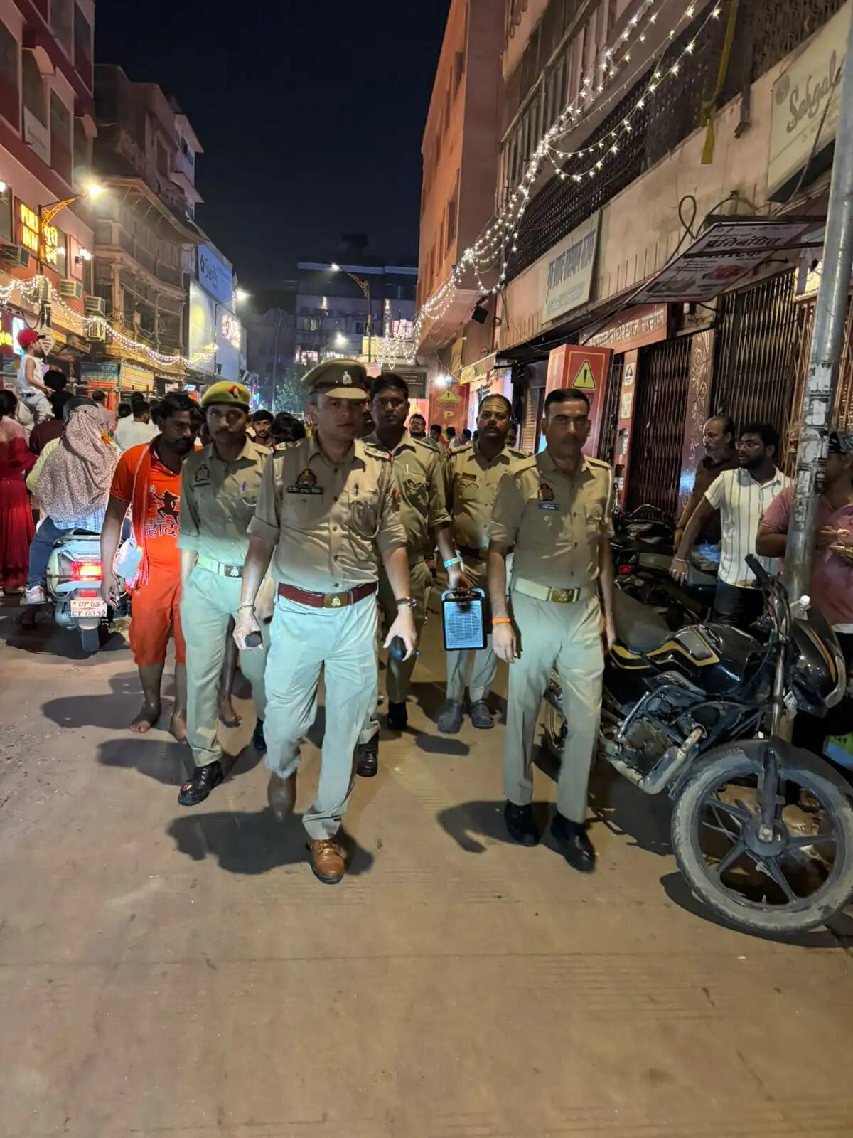 वाराणसी की हर महत्वपूर्ण खबर पढ़ने के लिए अभी फॉलो करें Live VNS का ऑफिशियल वाट्सऐप पेज 👇👇 https://whatsapp.com/channel/0029VaAPWex65yD2LWG35A25 Live VNS - भरोसा 1 दशक से लाखों बनारसियों का - बनारस की बात, बनारस के साथ अपने शहर के लेकर देश-दुनिया, खेल, धर्म, आध्यात्म, राशिफल, पञ्चाङ्ग तथा फ़िल्म और व्यापार जगत की ताजा-तरीन खबरों को पढ़ने के लिए अभी डाउनलोड करें Live VNS का ऑफिशियल एंड्रॉएड ऐप। http://play.google.com/store/apps/details?id=in.livevns.app.native