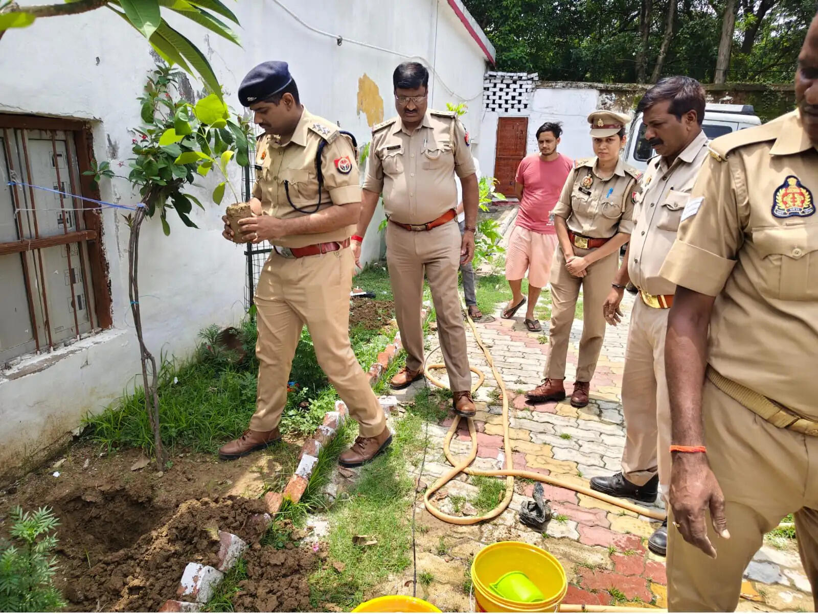 'एक पेड़ माँ के नाम' अभियान: डीसीपी प्रमोद कुमार ने पुलिस लाइन में किया वृक्षारोपण, पुलिसकर्मियों को दिलाया पर्यावरण संरक्षण का संकल्प