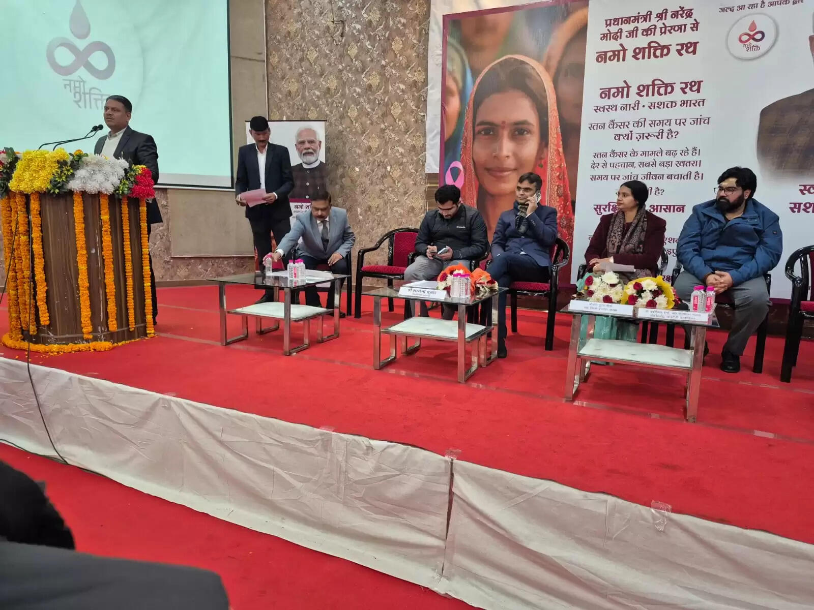 महिलाओं में स्तन कैंसर की समय पर पहचान और निवारक देखभाल को मजबूत करने के उद्देश्य से बुधवार को वाराणसी में “नमो शक्ति रथ” अभियान का शुभारंभ किया गया। मंडलायुक्त सभागार से शुरू हुए इस कार्यक्रम को प्रधानमंत्री के “स्वस्थ नारी–सशक्त परिवार” के विज़न से प्रेरित बताया गया। इस पहल के तहत अत्याधुनिक तकनीक से लैस मोबाइल वैन के माध्यम से महिलाओं की निःशुल्क स्क्रीनिंग की जाएगी, जिससे कैंसर की शुरुआती अवस्था में पहचान संभव हो सके।