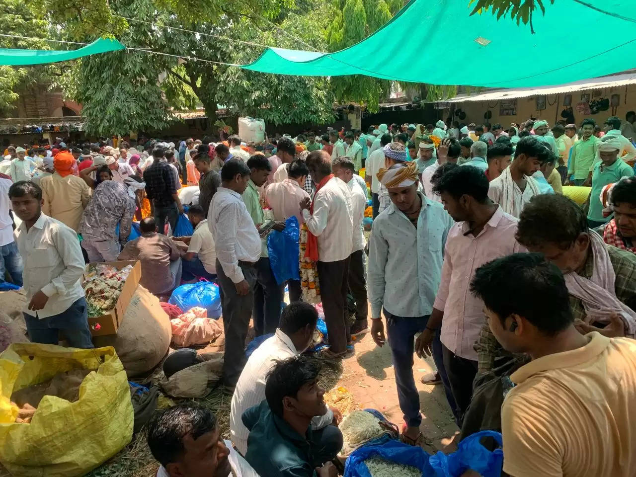 flower market in varanasi