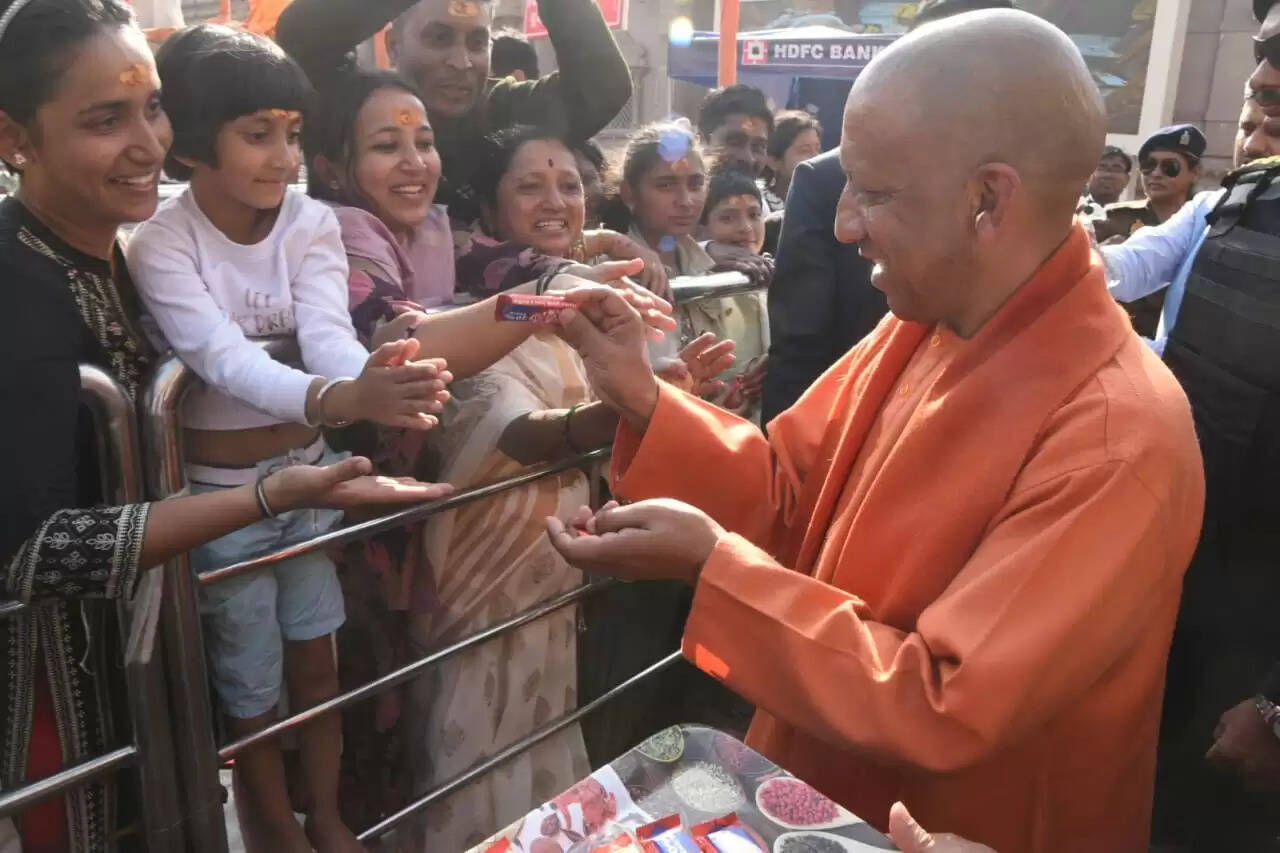 सीएम योगी ने श्री काशी विश्वनाथ धाम में किया दर्शन पूजन