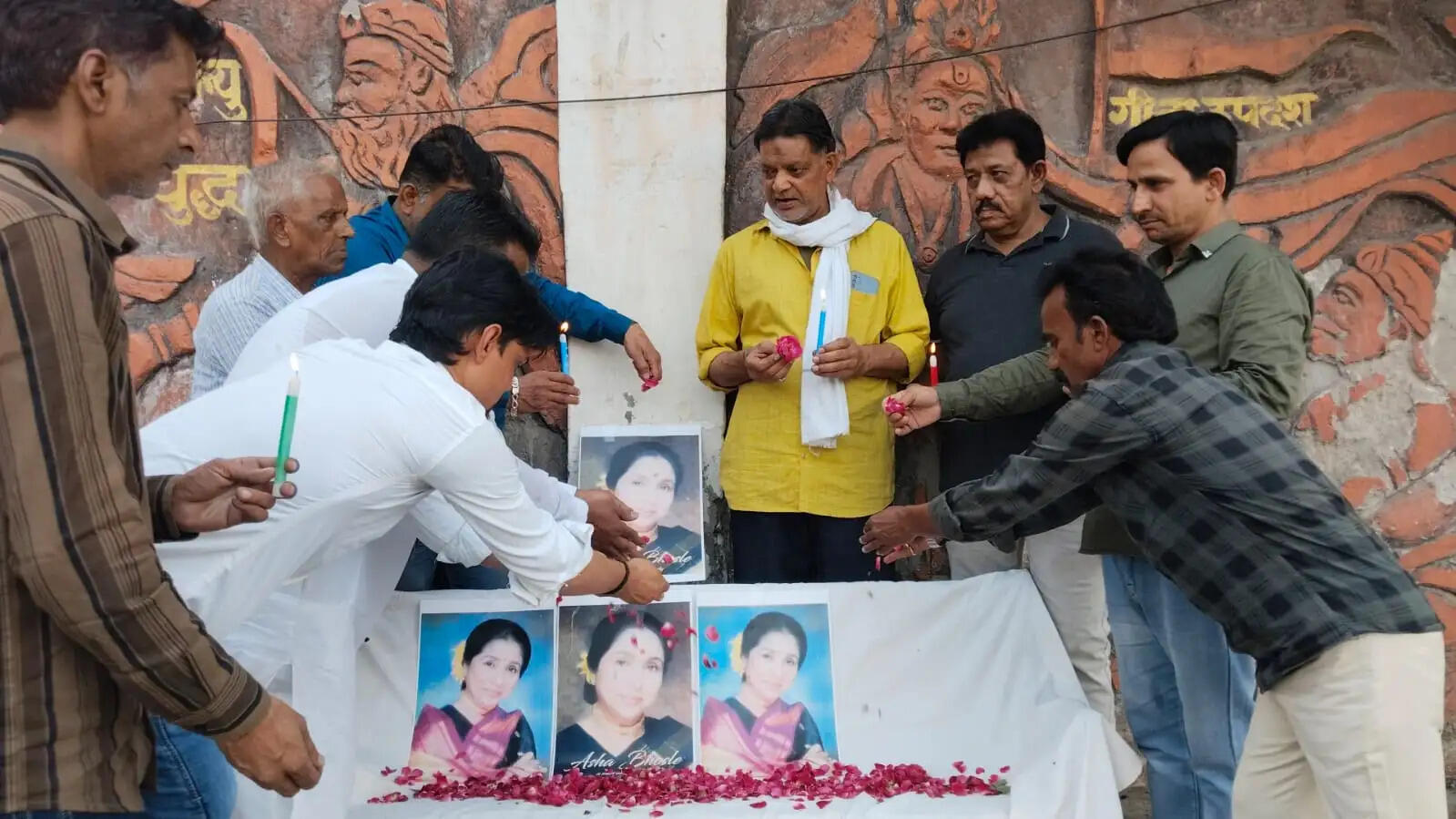 आशा भोंसले को वाराणसी में श्रद्धांजलि, डर्बी शायर क्लब ने कैंडल जलाकर किया नमन