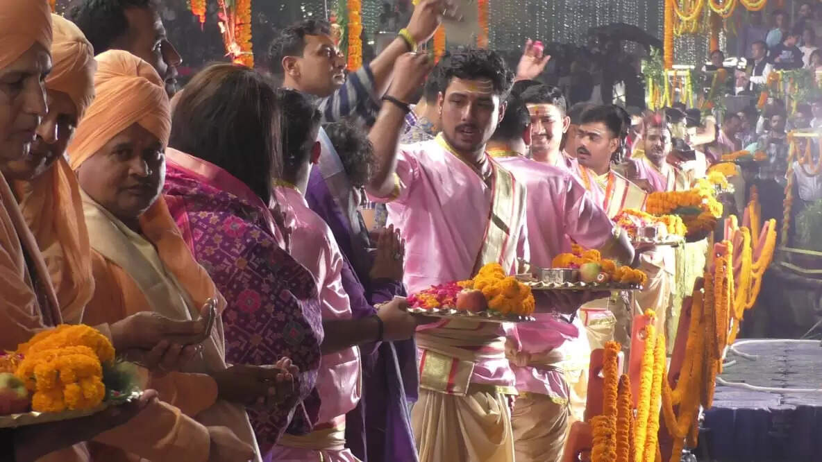 ऑपरेशन सिंदूर को समर्पित रही मां गंगा की महाआरती, 51 हजार दीपों की आभा से जगमगाया दशाश्वमेध घाट, आध्यात्म और राष्ट्रभक्ति का दिखा संगमऑपरेशन सिंदूर को समर्पित रही मां गंगा की महाआरती, 51 हजार दीपों की आभा से जगमगाया दशाश्वमेध घाट, आध्यात्म और राष्ट्रभक्ति का दिखा संगम