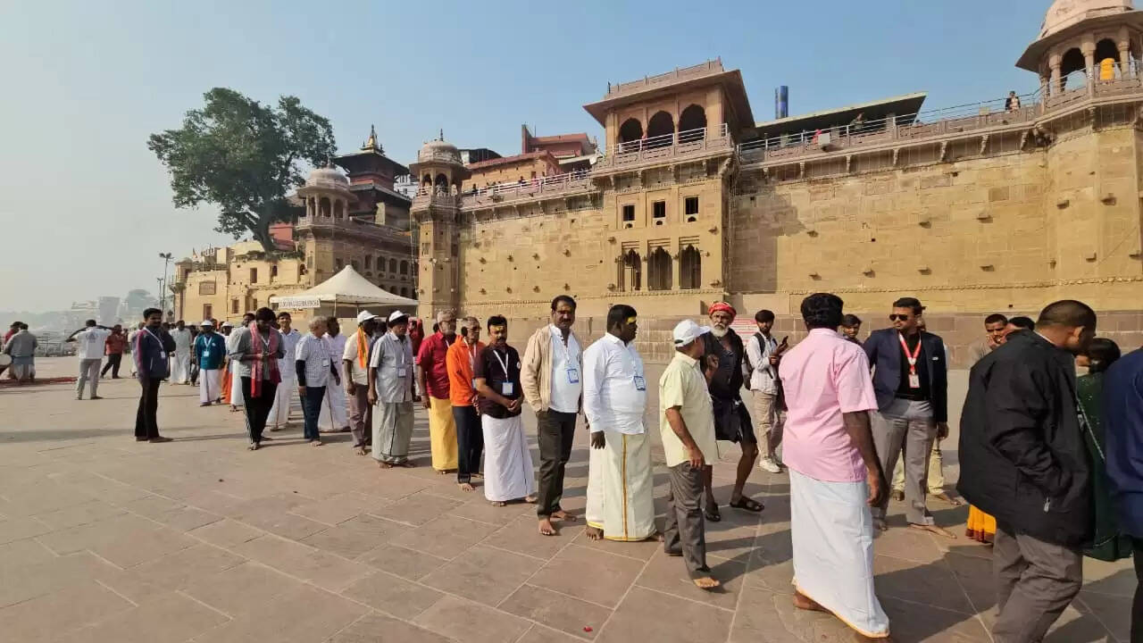 काशी तमिल संगमम् 4.0 के पाँचवें समूह का आज काशी विश्वनाथ मंदिर में विशेष स्वागत किया गया। मंदिर परिसर में शास्त्रियों ने डमरू, वेदध्वनि और पुष्पवर्षा के साथ अतिथियों का पारंपरिक सम्मान किया। आगमन के बाद सभी सदस्यों ने “हर हर महादेव” और “जय विश्वनाथ” के उद्घोष के बीच बाबा विश्वेश्वर के चरणों में श्रद्धा अर्पित की।