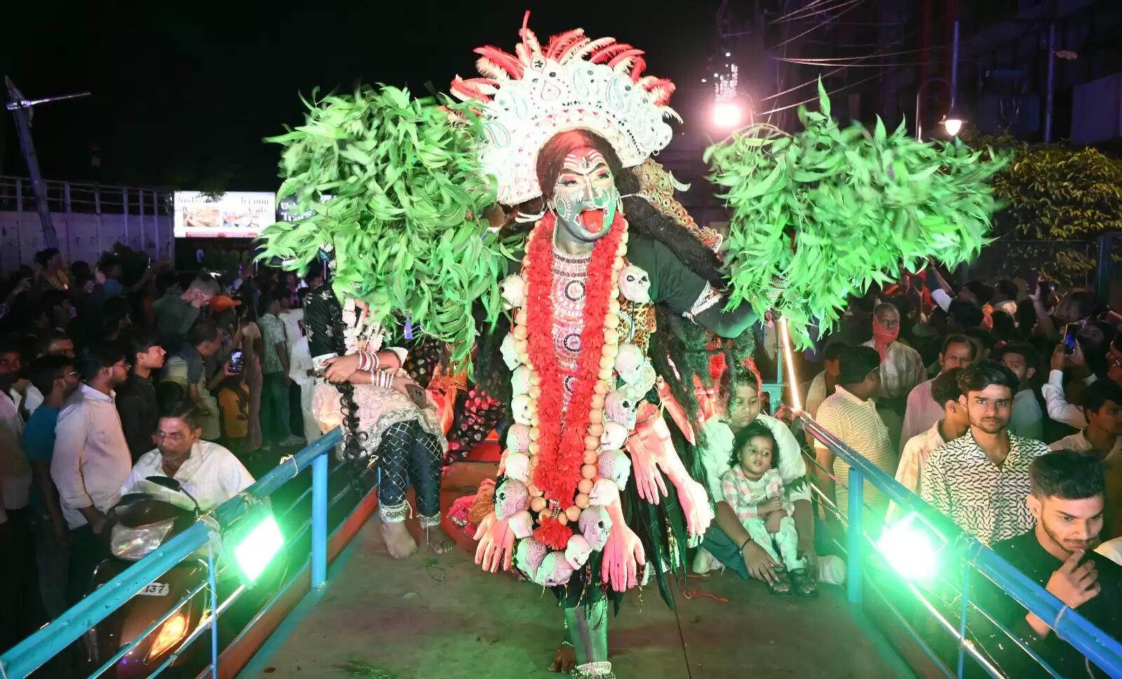 चेतगंज की विश्व प्रसिद्ध नक्क्टैया का आयोजन शुक्रवार की रात किया गया। नक्कटैया में देश भर से आए लाग विमान शामिल हुए। इसमें तरह-तरह की झाकियों ने लोगों का मन मोह लिया। पहलगाम हमले के बाद पाकिस्तान के खिलाफ भारत के ऑपरेशन सिंदूर की झांकी ने लोगों का ध्यान खींचा।