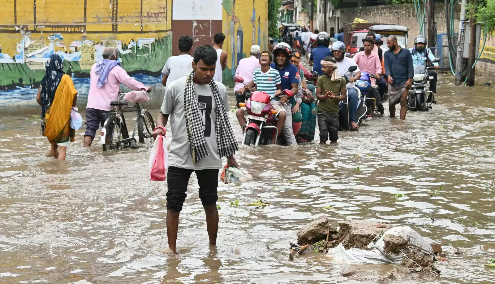 वाराणसी में गंगा स्थिर, कई इलाके जलमग्न, तस्वीरों में दिखी दुश्वारियां