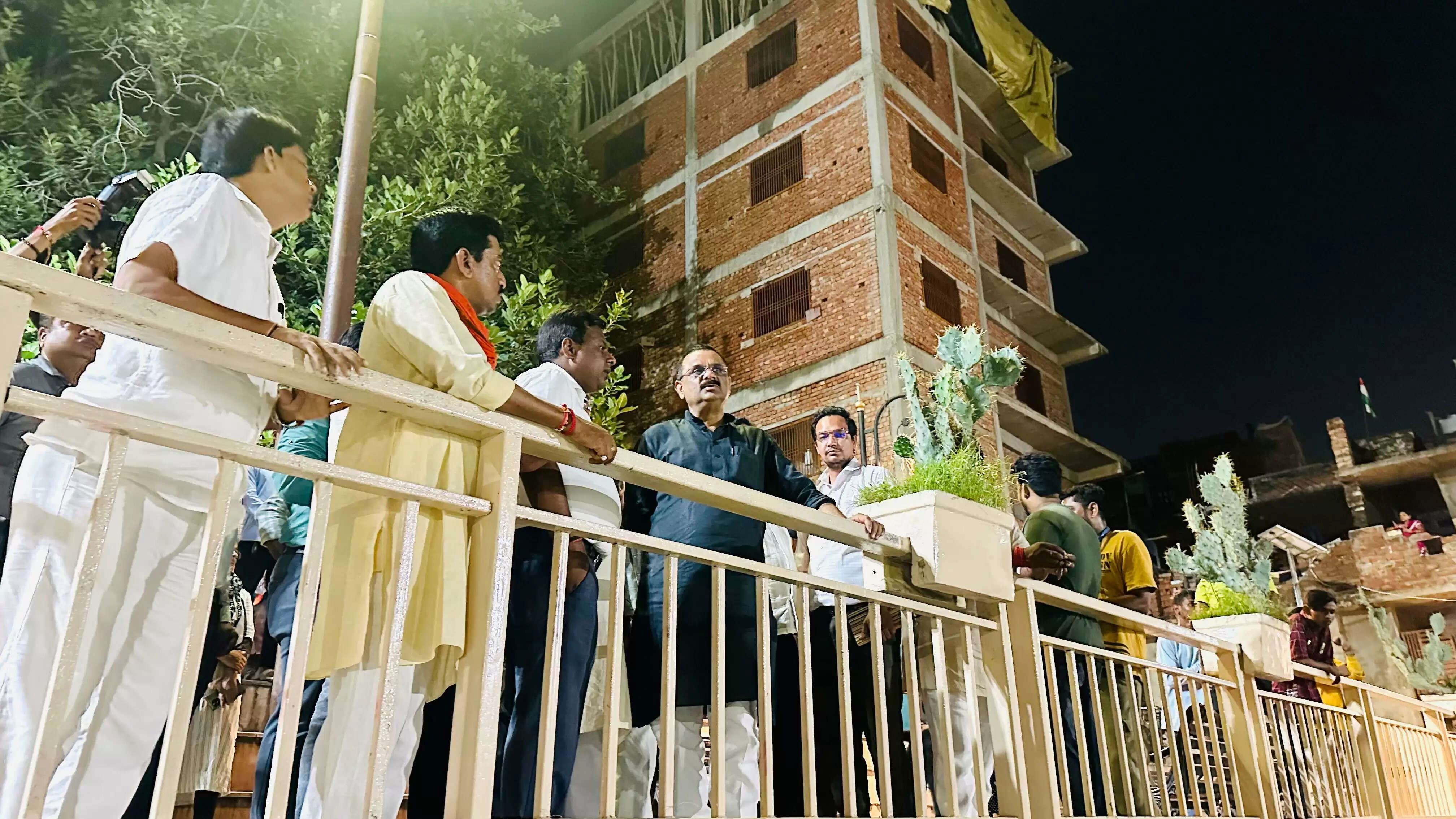 आज शनिवार को वाराणसी के महापौर श्री अशोक कुमार तिवारी ने लक्ष्मी कुंड का निरीक्षण किया। निरीक्षण के दौरान कुंड के आसपास के क्षेत्र में कई खामियां पाई गईं, जिनके तत्काल सुधार के लिए महापौर ने संबंधित अधिकारियों को निर्देश जारी किए