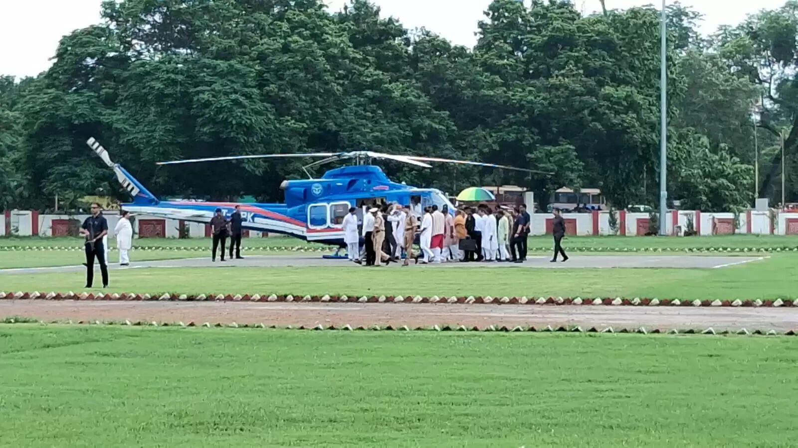 वाराणसी। मुख्यमंत्री योगी आदित्यनाथ सोमवार की दोपहर वाराणसी पहुंचे। वे सेवापुरी ब्लाक में प्रधानमंत्री के प्रस्तावित आगमन की तैयारी परखेंगे। कार्यक्रम स्थल का जायजा लेंगे। वहीं अफसरों संग मीटिंग करेंगे। इसके अलावा बाबा विश्वनाथ और काशी कोतवाल का दर्शन-पूजन कर आशीर्वाद लेंगे। सीएम के आगमन को लेकर प्रशासनिक अमला अलर्ट है। मुख्यमंत्री एयरपोर्ट से प्रधानमंत्री के कार्यक्रम स्थल के लिए रवाना हो गए। वहां पंडाल, हेलिपैड समेत अन्य तैयारियों का अवलोकन करेंगे। सर्किट हाउस में जिले के आला अधिकारियों संग मीटिंग कर तैयारियों पर चर्चा करेंगे और आवश्यक दिशा-निर्देश भी देंगे। सीएम सावन सोमवार को काशी आए हैं। ऐसे में बाबा विश्वनाथ और काशी कोतवाल का दर्शन-पूजन भी करेंगे। प्रधानमंत्री मोदी दो अगस्त को अपने संसदीय क्षेत्र वाराणसी आ रहे हैं। पीएम काशीवासियों को करोड़ों की परियोजनाओं की सौगात देंगे। इस दौरान कई परियोजनाओं का लोकार्पण और शिलान्यास करेंगे। ऐसे में तैयारियां जोरों पर हैं। कार्यक्रम स्थल पर विशालकाय पंडाल, हेलिपैड निर्माण समेत अन्य इंतजाम किए जा रहे हैं।