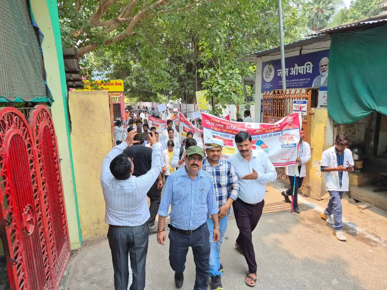 वाराणसी में विशेष संचारी रोग नियंत्रण एवं दस्तक अभियान का शुभारंभ, डॉ. नीलकंठ तिवारी ने दिखाई जागरूकता रैली को हरी झंडी