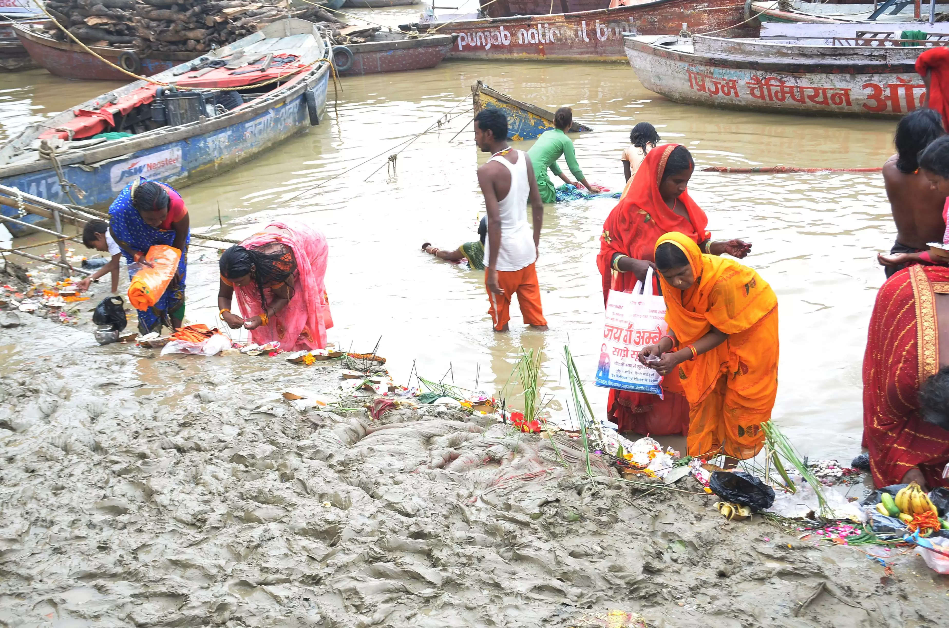 पुत्र के दीर्घायु व सलामती के लिए माताओं ने रखा जीवित्पुत्रिका का निर्जला व्रत, शहर से गांव तक नदी किनारे उमड़ी महिलाओं की भीड़