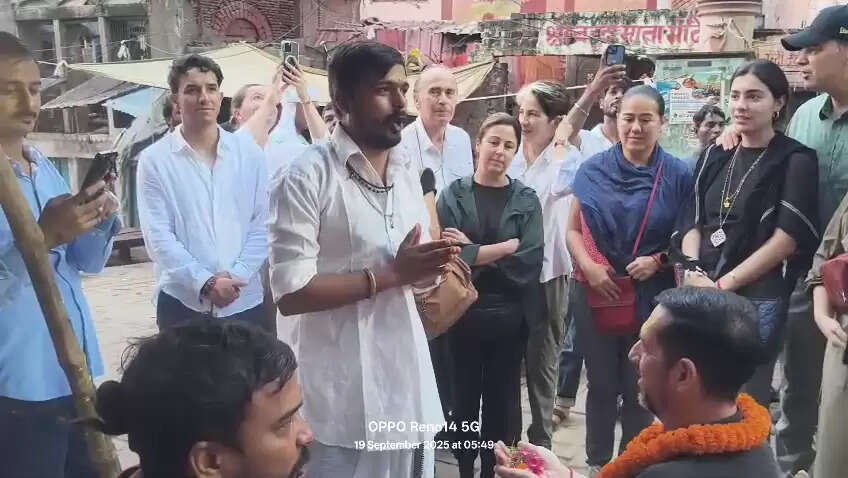 काशी के दशाश्वमेध घाट पर सनातनी परंपरा से मनाया गया विदेशी पर्यटक का जन्मदिन 