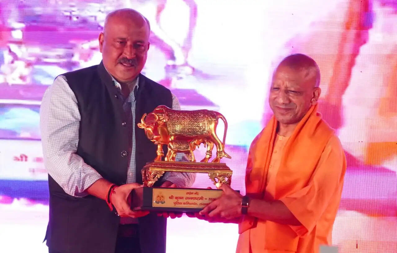 आक्रांता मंदिर तोड़ सकता है, हमारी आस्था नहीं: सीएम योगी