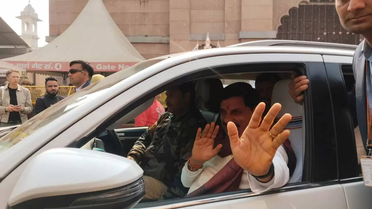 वाराणसी। सोमवार को मध्यप्रदेश के मुख्यमंत्री डॉ. मोहन यादव काशी विश्वनाथ धाम पहुंचे, जहां उन्होंने विधि-विधान से बाबा विश्वनाथ का दर्शन-पूजन किया। मुख्यमंत्री के आगमन को लेकर मंदिर परिसर में सुरक्षा के कड़े इंतजाम किए गए थे। धाम परिसर और आसपास के क्षेत्रों में पुलिस और प्रशासनिक अधिकारियों की तैनाती रही, ताकि श्रद्धालुओं को किसी तरह की परेशानी न हो। मुख्यमंत्री डॉ. मोहन यादव ने वैदिक मंत्रोच्चार और मंगलाचरण के बीच बाबा विश्वनाथ का जलाभिषेक किया। इसके बाद उन्होंने गर्भगृह में विधिपूर्वक पूजा-अर्चना कर देश और प्रदेश की सुख-समृद्धि की कामना की। मंदिर के आचार्यों ने वैदिक परंपरा के अनुसार पूरे अनुष्ठान को संपन्न कराया। दर्शन-पूजन के बाद मुख्यमंत्री ने मीडिया से बातचीत में कहा कि वे बाबा महाकाल की नगरी उज्जैन से आए हैं और आज बाबा विश्वनाथ की नगरी काशी पहुंचकर स्वयं को बहुत सौभाग्यशाली महसूस कर रहे हैं। उन्होंने कहा कि काशी में बाबा विश्वनाथ का दर्शन-पूजन करने से मन को विशेष शांति और प्रसन्नता मिली है। मुख्यमंत्री ने आगे कहा कि काशी आध्यात्म और संस्कृति की अनुपम नगरी है। यहां आकर आत्मिक ऊर्जा की अनुभूति होती है। उन्होंने बाबा विश्वनाथ से देश और प्रदेश की निरंतर उन्नति और खुशहाली की कामना की। मुख्यमंत्री के दर्शन-पूजन के दौरान मंदिर परिसर में भक्तों में भी खास उत्साह देखने को मिला। उनके आगमन से पूरा धाम भक्तिमय माहौल में डूबा रहा और श्रद्धालुओं में विशेष उत्सुकता दिखाई दी।