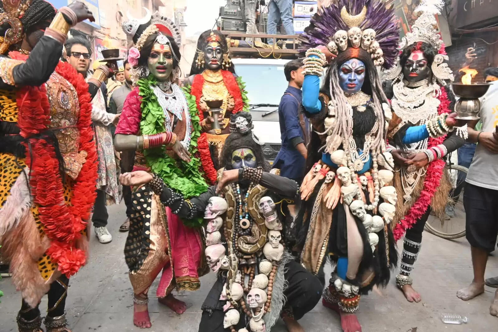 श्री काशी विश्वनाथ धाम की चौथी वर्षगांठ के अवसर पर शिव बारात समिति की ओर से शनिवार को भव्य शोभायात्रा का आयोजन किया गया। शोभायात्रा मैदागिन से प्रारंभ होकर दशाश्वमेध घाट तक निकाली गई, जिसमें शिवभक्तों की भारी भीड़ उमड़ी। डमरू-नगाड़ों की गूंज, हर-हर महादेव के जयघोष और आकर्षक झांकियों ने पूरे मार्ग को भक्तिमय वातावरण से सराबोर कर दिया।