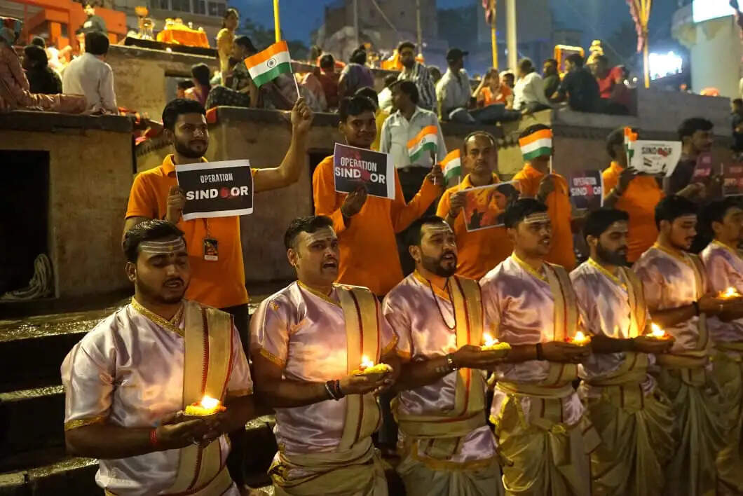 &nbsp;ऑपरेशन सिंदूर की पहली वर्षगांठ पर काशी में भारतीय सेना को नमन, दशाश्वमेध घाट की गंगा आरती शौर्य को समर्पित
