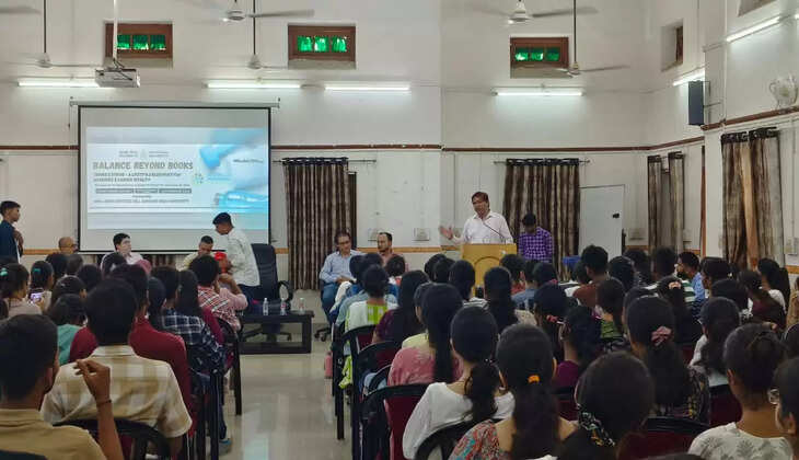 काशी हिंदू विश्वविद्यालय (बीएचयू) के वेल-बीइंग सर्विसेज सेल की ओर से विश्व नैदानिक व्यायाम फिजियोलॉजी दिवस के अवसर पर एक विशेष कार्यशाला आयोजित की गई। कार्यशाला का विषय था – “बैलेंस बियॉन्ड बुक्स: थ्राइव एंड स्ट्राइव – ए लाइफस्टाइल ब्लूप्रिंट फॉर एकेडमिक एंड करियर वाइटैलिटी”। इसमें लगभग 250 छात्रों ने भाग लिया।