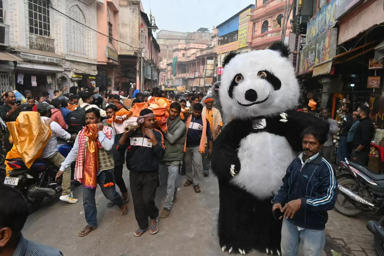श्री काशी विश्वनाथ धाम की चौथी वर्षगांठ के अवसर पर शिव बारात समिति की ओर से शनिवार को भव्य शोभायात्रा का आयोजन किया गया। शोभायात्रा मैदागिन से प्रारंभ होकर दशाश्वमेध घाट तक निकाली गई, जिसमें शिवभक्तों की भारी भीड़ उमड़ी। डमरू-नगाड़ों की गूंज, हर-हर महादेव के जयघोष और आकर्षक झांकियों ने पूरे मार्ग को भक्तिमय वातावरण से सराबोर कर दिया।