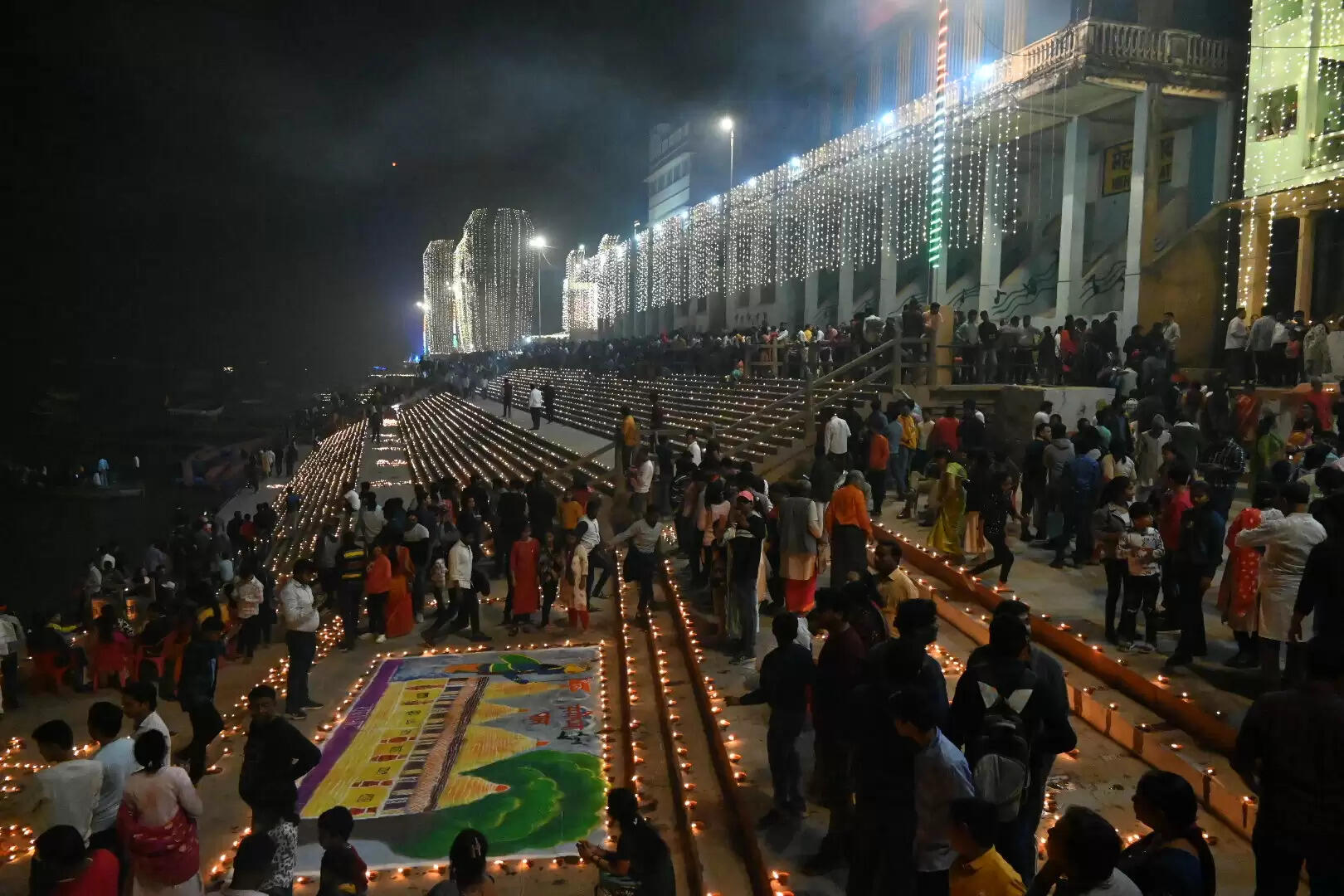 - काशी के घाटों पर 25 लाख से अधिक दीपों से जगमगाएगी दिव्यता - चेत सिंह घाट पर 3डी प्रोजेक्शन लेजर शो में दिखेगा शिव और गंगा का संगम - दशाश्वमेध घाट की महाआरती ‘ऑपरेशन सिंदूर’ को रहेगी समर्पित - 21 कुंतल फूलों और 51 हजार दीपों से सजेगा दशाश्वमेध घाट - काशी विश्वनाथ मंदिर में विशेष पूजा, फूलों और रोशनी से सजेगा दरबार - सुरक्षा के लिए वाराणसी को नो-फ्लाई जोन घोषित, जल पुलिस और एनडीआरएफ मुस्तैद - देव दीपावली की थीम, 'जाति-पंथ अनेक, हम सनातनी एक' - घाटों की रंगोली में दिखेगा नारी सशक्तिकरण और नशा मुक्ति का संदेश - विश्वभर से लाखों श्रद्धालु और पर्यटक पहुंचे देव दीपावली के अद्भुत दर्शन को वाराणसी, 5 नवम्बर। आस्था, श्रद्धा और दिव्यता की त्रिवेणी बुधवार को एक बार फिर काशी के घाटों पर प्रवाहित होगी। उत्तर प्रदेश के मुख्यमंत्री योगी आदित्यनाथ बुधवार को विश्वविख्यात देव दीपावली महोत्सव में शामिल होंगे । कार्तिक पूर्णिमा की पावन संध्या पर गंगा की लहरों पर झिलमिलाते दीपों का अनंत सागर काशी की आत्मा को आलोकित करेगा। यह पर्व न केवल धार्मिक आस्था का प्रतीक है, बल्कि सनातन संस्कृति की जीवंत अभिव्यक्ति भी है। योगी सरकार ने देव दीपावली को भव्य बनाने के लिए व्यापक तैयारियां की हैं। इस वर्ष काशी के घाटों, कुंडों, तालाबों और देवालयों में 25 लाख (10 लाख सरकार की ओर से एवं 15 लाख जन सहभागिता से) दीप प्रज्वलित किए जाएंगे, जिनमें से एक लाख से अधिक दीप गाय के गोबर से निर्मित होंगे। प्रशासन की तैयारियों के साथ ही जनसहभागिता इस आयोजन की विशेषता बनी हुई है। काशी की अद्भुत छटा देखने को उमड़े देशी-विदेशी पर्यटक देव दीपावली के अलौकिक दृश्य को देखने के लिए देश-विदेश से श्रद्धालु और पर्यटक काशी पहुंचे हैं। अनुमान है कि इस बार 25 लाख से अधिक पर्यटक काशी में मौजूद रहेंगे। घाटों, होटलों, गेस्ट हाउसों, नौकाओं और क्रूज़ की अग्रिम बुकिंग पहले ही पूरी हो चुकी है। योगी सरकार ने चेत सिंह घाट पर 3डी प्रोजेक्शन मैपिंग लेजर शो का आयोजन किया है, जिसमें काशी के पौराणिक भवनों पर शिव और गंगा की कथा सहित धर्म, अध्यात्म और इतिहास के संगम को जीवंत रूप में दिखाया जाएगा। इसके साथ ही गंगा पार रेत पर पर्यटक 10 मिनट तक ‘कोरियोग्राफ ग्रीन क्रैकर्स शो’ का आनंद भी ले सकेंगे। सजावट और सुरक्षा के पुख्ता इंतजाम वाराणसी पुलिस और जल पुलिस ने देव दीपावली की सुरक्षा के लिए व्यापक इंतजाम किए हैं। शहर को नो-फ्लाई जोन घोषित किया गया है। बिना अनुमति के ड्रोन, पतंग, पैराग्लाइडर या रिमोट संचालित विमान उड़ाने पर रोक रहेगी। घाटों पर वॉच टावर लगाए गए हैं और सीसीटीवी कैमरों से हर गतिविधि पर नजर रखी जाएगी। गंगा में फ्लोटिंग डिवाइडर से लेन बनाई गई है ताकि नावों का संचालन सुव्यवस्थित हो सके। प्रत्येक पर्यटक के लिए लाइफ जैकेट अनिवार्य की गई है। एनडीआरएफ की टीम, फायर ब्रिगेड, जल पुलिस, चिकित्सक दल और मेडिकल टीमें घाटों पर तैनात हैं। भारी भीड़ को देखते हुए ट्रैफिक डाइवर्जन और पार्किंग व्यवस्था पहले से लागू कर दी गई है। श्री काशी विश्वनाथ मंदिर में भव्य सजावट देव दीपावली के अवसर पर बाबा विश्वनाथ का दरबार विशेष रूप से सजाया गया है। पूरे धाम में फूलों की मालाओं, दीपों और विद्युत सज्जा से अद्भुत वातावरण बना है। ललिता घाट गंगा द्वार को दीपों की मनमोहक श्रृंखला से सजाया गया है। बाबा के दरबार में विशेष पूजा-अर्चना के साथ भक्तों का तांता लगा हुआ है। ‘ऑपरेशन सिंदूर’ को समर्पित दशाश्वमेध घाट का आयोजन इस वर्ष दशाश्वमेध घाट पर होने वाली देव दीपावली महाआरती ‘ऑपरेशन सिंधूर’ को समर्पित रहेगी, जो राष्ट्रीयता और बलिदान का संदेश देगी। गंगा सेवा निधि के अध्यक्ष श्री सुशांत मिश्र के अनुसार, घाट को 21 कुंतल फूलों और 51 हजार दीपों से सजाया जा रहा है। इस अवसर पर कारगिल युद्ध के वीर शहीदों को ‘भगीरथ शौर्य सम्मान’ से सम्मानित किया जाएगा। 21 अर्चक और 42 देव कन्याएं रिद्धि-सिद्धि के रूप में माँ गंगा की महाआरती करेंगी। शंखनाद और डमरुओं की निनाद से घाट गूंज उठेंगे। इस भव्य आयोजन का सीधा प्रसारण संस्था के यूट्यूब चैनल Ganga Aarti Ganga Seva Nidhi पर देखा जा सकेगा। पौराणिक मान्यता और ऐतिहासिक संदर्भ प्रख्यात ज्योतिषाचार्य पंडित ऋषि द्विवेदी बताते हैं कि देव दीपावली का उल्लेख पुराणों में मिलता है। कार्तिक पूर्णिमा के दिन भगवान शिव ने त्रिपुरासुर राक्षस का वध किया था, जिसके उपलक्ष्य में देवताओं ने काशी के घाटों पर दीप जलाकर हर्ष मनाया। तभी से यह परंपरा “देव दीपावली” के रूप में प्रचलित हुई। ऐसी भी मान्यता है कि काशी नरेश ने अपने शहीद सैनिकों की स्मृति में घाटों पर दीप प्रज्वलित करने की परंपरा शुरू की थी। पंचगंगा घाट से प्रारंभ यह परंपरा आज लाखों दीपों के आलोक से संपूर्ण काशी को आलोकित करती है। इस वर्ष की थीम : ‘ऑपरेशन सिंदूर’ और ‘जाति-पंथ अनेक, हम सनातनी एक’ श्री देव दीपावली एवं आरती महासमिति के अध्यक्ष आचार्य वागीश दत्त ने बताया कि इस वर्ष देव दीपावली की थीम ‘ऑपरेशन सिंदूर’, ‘नशा उन्मूलन’ और ‘जाति-पंथ अनेक, हम सनातनी एक’ रखी गई है। इस थीम के अंतर्गत घाटों पर सनातन एकता, नारी शक्तिकरण, नशा मुक्ति और राष्ट्रीय एकता के संदेश को सजावट और रंगोलियों के माध्यम से प्रदर्शित किया जाएगा। भोसले घाट, सिंधिया घाट और राम घाट पर ऑपरेशन सिंदूर की झलक दिखाई देगी। राजघाट के निकट नारी सशक्तिकरण थीम पर विशेष सजावट की गई है। श्रेष्ठ सजावट के लिए प्रथम, द्वितीय और तृतीय पुरस्कार दिए जाएंगे। 56 घाटों पर आरती, आठ किलोमीटर लंबा उत्सव क्षेत्र देव दीपावली का आयोजन इस वर्ष 56 गंगा घाटों पर किया जा रहा है। लगभग आठ किलोमीटर लंबे क्षेत्र में एक साथ दीप प्रज्वलन और आरती की जाएगी। गंगा, वरुणा, गोमती के तटों पर भी दीपोत्सव की अद्भुत झिलमिलाहट देखने को मिलेगी।