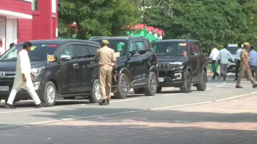 सीएम योगी वाराणसी पहुंचे, बीजेपी अध्यक्ष नितिन नवीन के साथ जनसभा को करेंगे संबोधित, सेवा संकल्प का देंगे संदेश