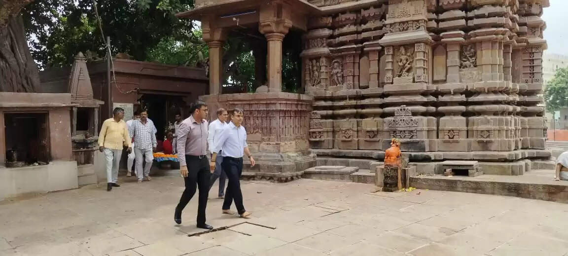 वाराणसी: श्रावण मास के पहले दिन जिलाधिकारी ने लिया मंदिरों की व्यवस्थाओं का जायजा