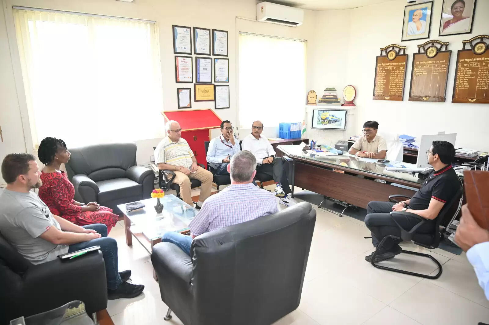  दक्षिण अफ्रीका के पांच सदस्यीय प्रतिनिधि मंडल ने मेसर्स सिको अफ्रिका इनर्जी एंड इन्फ्रास्ट्रक्चर के मुख्य कार्यकारी अधिकारी श्री शिवप्रगसेन नायडू के नेतृत्व में 1 सितंबर 2025 को बनारस रेल इंजन कारखाना (बरेका) का दौरा किया। इस दौरे का मुख्य उद्देश्य भारतीय रेल में उपयोग होने वाले 3100 अश्वशक्ति ब्रॉड गेज अल्को लोकोमोटिव को केप गेज में परिवर्तन कर खरीदने की संभावनाओं का आकलन करना था। प्रतिनिधि मंडल ने बरेका की उत्पादन और डिजाइन क्षमताओं का बारीकी से जायजा लिया।