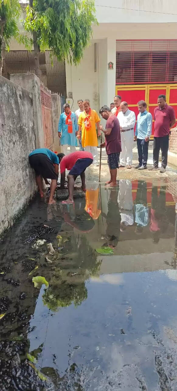 ध्वनि प्रदूषण विनियमन व नियंत्रण नियम -2000 के मुताबिक ध्वनि के स्तर को नियंत्रित करने की जिम्मेदारी पुलिस विभाग की होगी. कानूनी विशेषज्ञों के मुताबिक आवासीय इलाकों में पावरलूम व अन्य प्रकार का शोर केवल इसलिए हो रहा है क्योंकि पुलिस विभाग को अपनी ताकत और जिम्मेदारियां का पता नहीं है. पुलिस विभाग के पुलिस उप अधीक्षक या इससे ऊपर के अधिकारी को यह कानूनी शक्ति दी गई है कि वह आवासीय इलाके में चल रहे किसी भी शादी-विवाह या धार्मिक कार्यक्रम के शोर पर स्वतः संज्ञान लेकर एक्शन ले सकते हैं, साथ ही कल कारखाने अथवा पावरलूम के शोर पर SUO MOTTO, स्वतः संज्ञान लेते हुए 15 दिन की नोटिस दे सकते हैं कि या तो पावरलूम कारखाने को साउंड प्रूफ करा लें और  साउंड प्रूफ मशीन लगवाएं. नोटिस में साफ लिखा जाए कि अन्यथा की स्थिति में ऐसे कारखाने को सील करके पर्यावरण संरक्षण अधिनियम 1986 के तहत मुकदमा भी दर्ज किया जायेगा. फिर भी शोर करने वालों पर मुकदमा करके सभी मीडिया में प्रकाशित कराया जाये, क्योंकि भय बिनु होये न प्रीत.  https://cpcb.nic.in/noise-pollution/