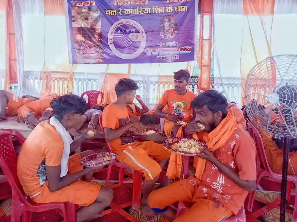 कांवरियों की सेवा के लिए रोहनिया में निःशुल्क शिविर