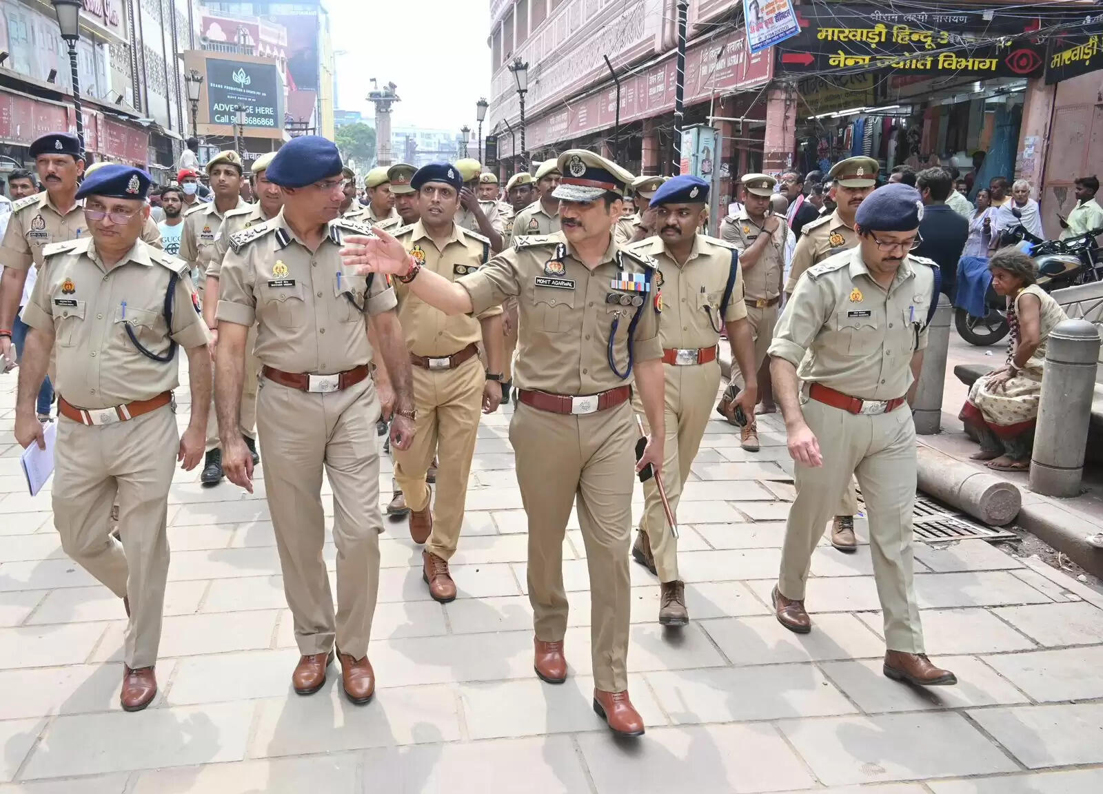 वाराणसी : सड़क पर उतरे पुलिस आयुक्त, गोदौलिया से दशाश्वमेध तक किया गश्त, यातायात मित्रों से बातकर जाना हाल&nbsp;