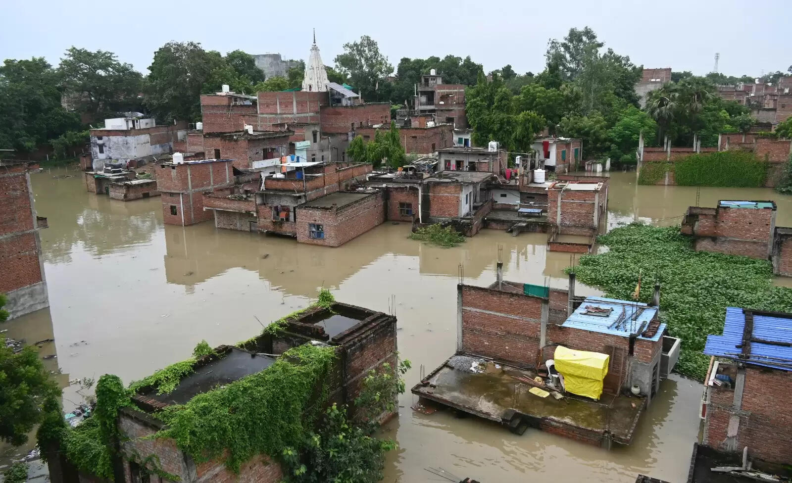 वाराणसी में गंगा स्थिर, कई इलाके जलमग्न, तस्वीरों में दिखी दुश्वारियां