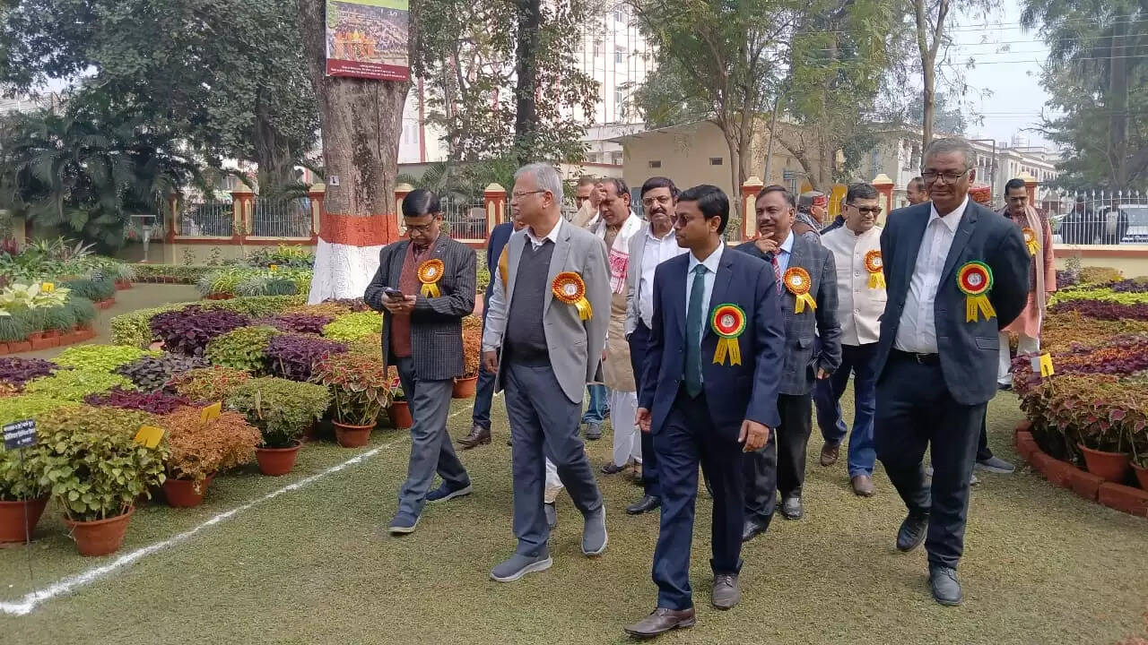  काशी हिंदू विश्वविद्यालय स्थित मालवीय भवन में गुरुवार को विश्वविद्यालय परिवार की ओर से महामना पंडित मदन मोहन मालवीय की जयंती के अवसर पर तीन दिवसीय भव्य पुष्प प्रदर्शनी का शुभारंभ हुआ। यह प्रदर्शनी न केवल बीएचयू की समृद्ध शैक्षणिक और सांस्कृतिक परंपरा को दर्शाती है, बल्कि विज्ञान, प्रकृति और आध्यात्मिकता के सुंदर समन्वय का भी जीवंत उदाहरण प्रस्तुत कर रही है।