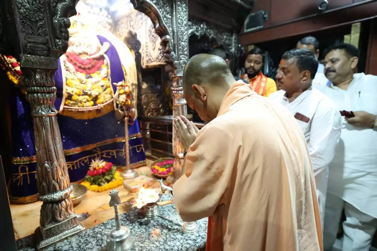 सीएम योगी ने बाबा विश्वनाथ का लिया आशीर्वाद, ऑडियो गाइड सुविधा का किया शुभारंभ&nbsp;
