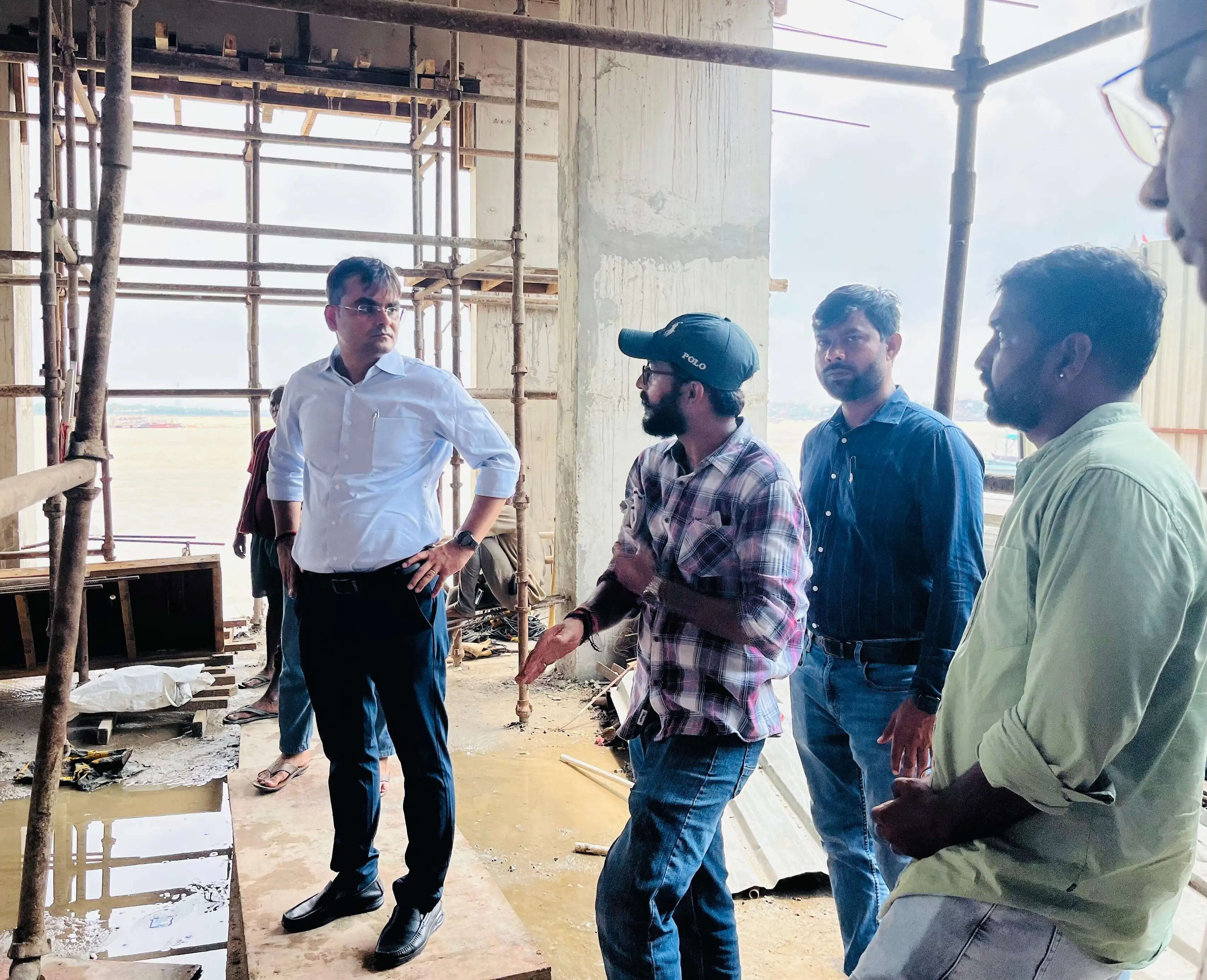 मणिकर्णिका कॉरिडोर की रफ्तार न रोके बाढ़, डीएम बोले- निचले हिस्से में काम रुके तो ऊपरी स्तर पर रखें जारी