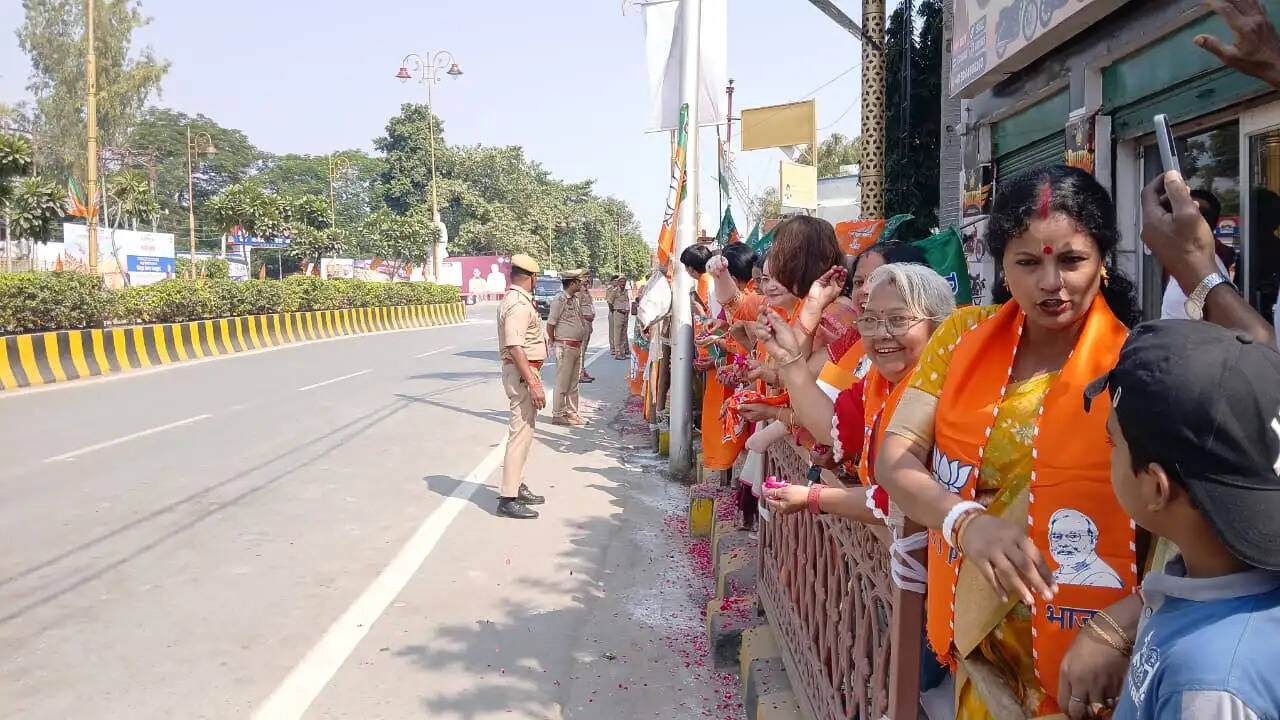 काशीवासियों के अभिवादन के लिए कार से बाहर आए प्रधानमंत्री मोदी, नमो घाट तक दिखा उत्सवी माहौल