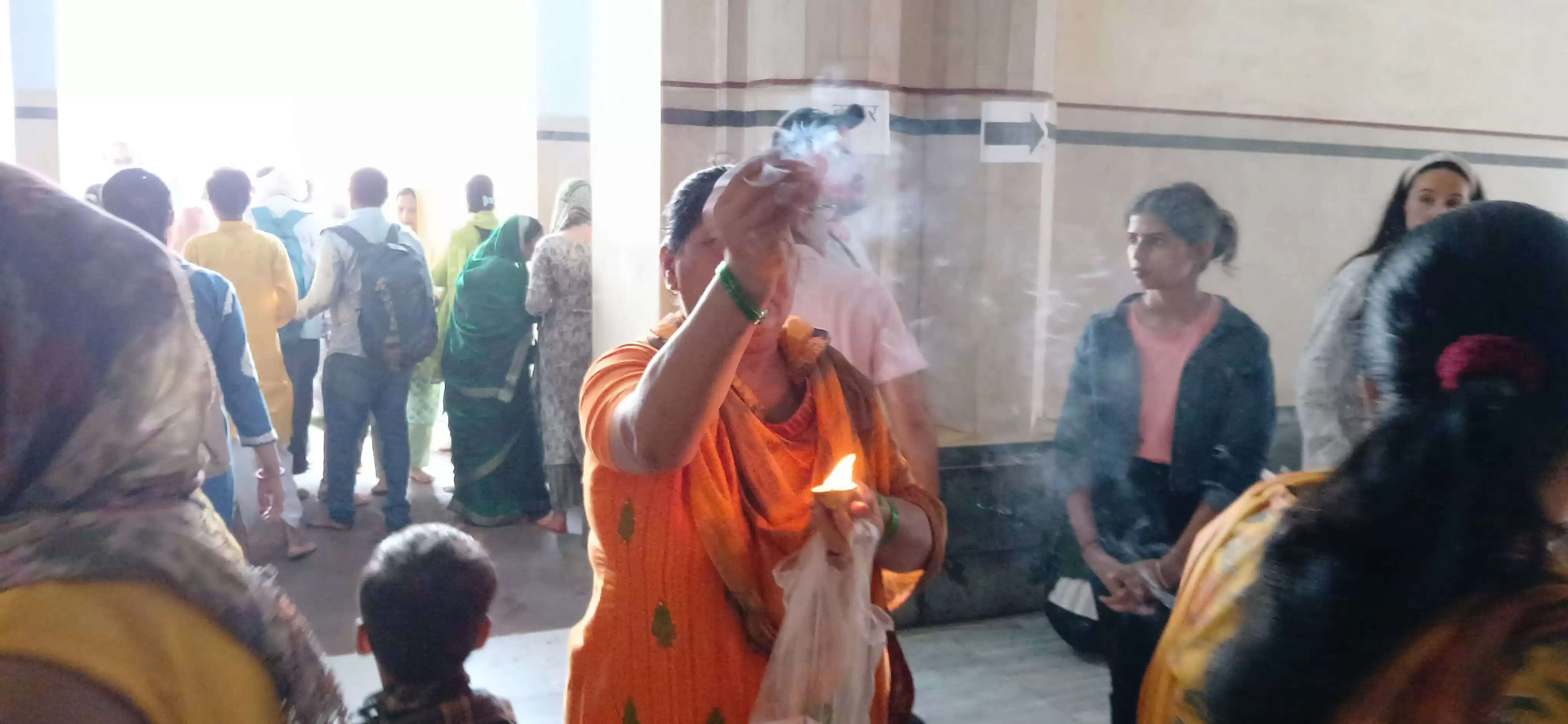 सावन 2025 का आखिरी सोमवार बाबा विश्वनाथ की नगरी काशी में भक्ति और आस्था के अनुपम रंग में रंगा रहा। काशी हिंदू विश्वविद्यालय स्थित श्री काशी विश्वनाथ मंदिर में भोर में मंगला आरती के साथ दर्शन और जलाभिषेक की शुरुआत हुई। बाबा भोलेनाथ के प्रिय माह सावन के इस विशेष दिन मंदिर में देश-विदेश से आए लाखों श्रद्धालुओं का सैलाब उमड़ पड़ा। मंदिर परिसर को भव्य और सुंदर ढंग से सजाया गया, और बाबा का रुद्राक्ष श्रृंगार उनके अलौकिक स्वरूप को और भी मनमोहक बना रहा था।