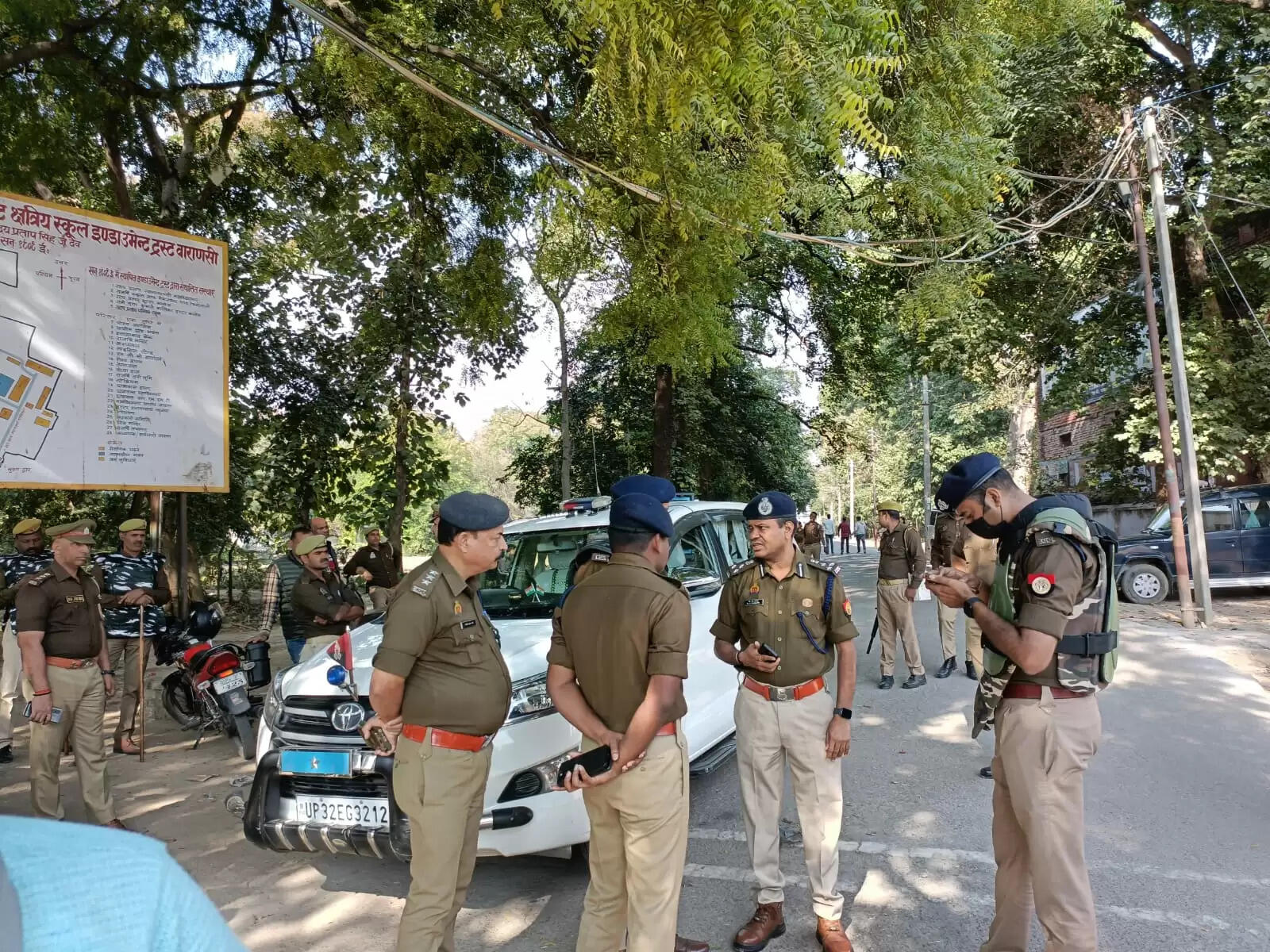 Video - यूपी कॉलेज के बाहर फिर छात्रों का प्रदर्शन, पुलिस से हुई नोंकझोंक  https://youtu.be/hsYjCcKWT24  11 साल से वाराणसी का नंबर वन वेब न्यूज पोर्टल Live VNS के ऑफिशियल वॉट्सऐप चैनल को अभी फॉलो करें   वॉट्सएप चैनल का लिंक - https://whatsapp.com/channel/0029VaAPWex65yD2LWG35A25