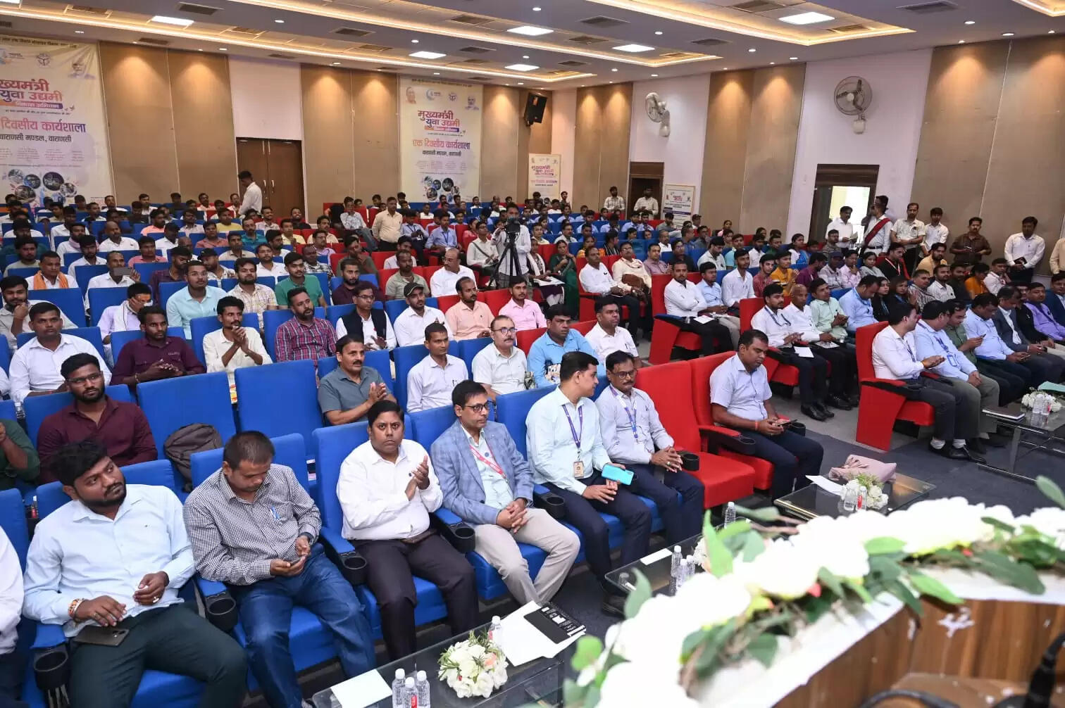 शनिवार को वाराणसी के कमिश्नरी ऑडिटोरियम में मुख्यमंत्री युवा उद्यमी विकास अभियान के तहत एक दिवसीय कार्यशाला का आयोजन किया गया। इस अवसर पर उत्तर प्रदेश के स्टांप एवं न्यायालय पंजीयन शुल्क राज्य मंत्री (स्वतंत्र प्रभार) रविन्द्र जायसवाल ने मुख्य अतिथि के रूप में युवाओं को स्वदेशी वस्तुओं को बढ़ावा देने और उद्यमिता की दिशा में कदम उठाने के लिए प्रेरित किया।