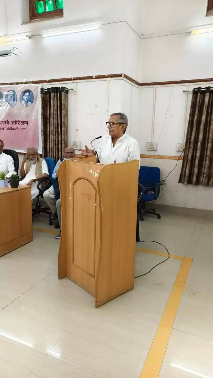 काशी हिन्दू विश्वविद्यालय (बीएचयू) के छात्रसंघ भवन में अंग्रेज़ी हटाओ आंदोलन की पृष्ठभूमि पर आधारित उपन्यास “मोर्चेबन्दी” का विमोचन और विमर्श कार्यक्रम आयोजित किया गया। इस अवसर पर छात्रसंघों की राजनीतिक भूमिका, भारतीय भाषाओं का महत्व, और लोकतंत्र की वर्तमान चुनौतियों पर विचार-मंथन हुआ।